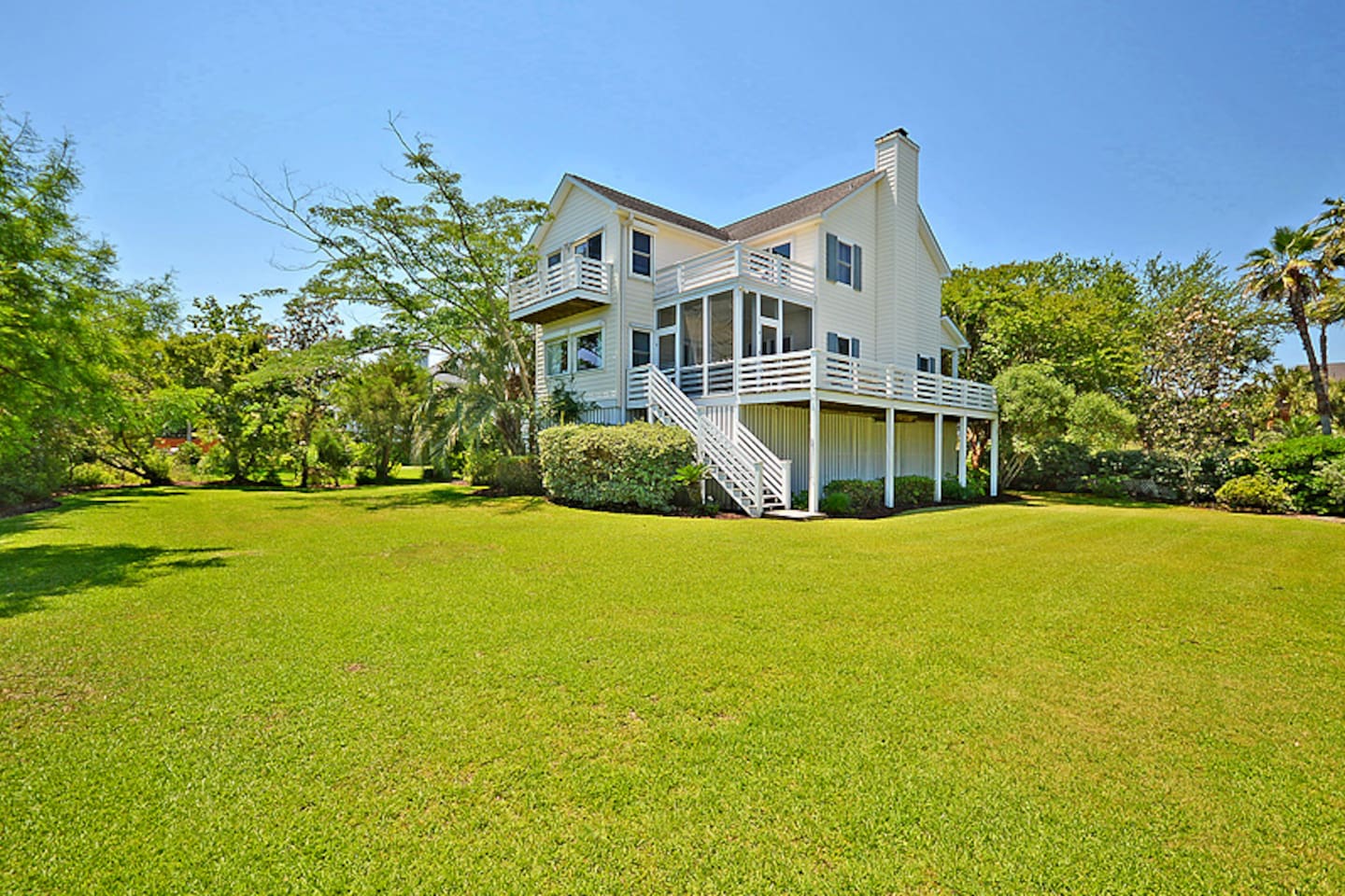Spacious & Grassy Backyard
