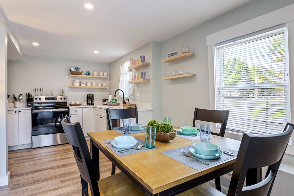 Gather around this stylish table for up to 6 guests.
