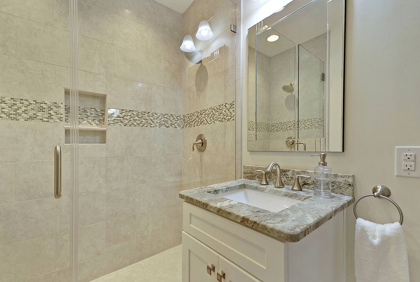 Large shower with double shower heads