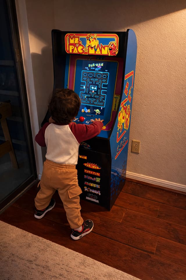 Arcade game for entertainment. - 13 legendary arcade games like Ms. PAC-MAN, PAC-MAN PLUS, GALAGA, DIG DUG, and more! 