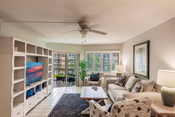 Living Area w/Screened Lanai