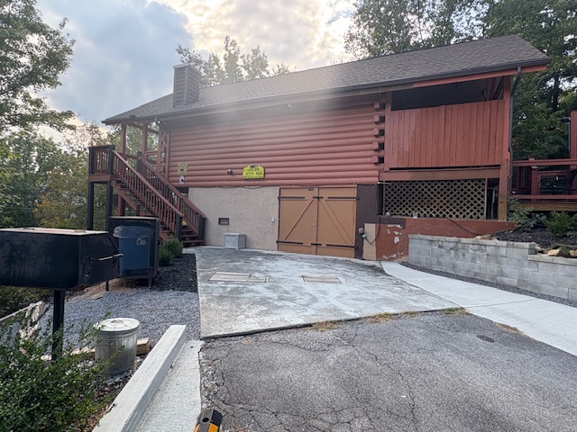 Parking area. Entry to the cabin stairs up.
