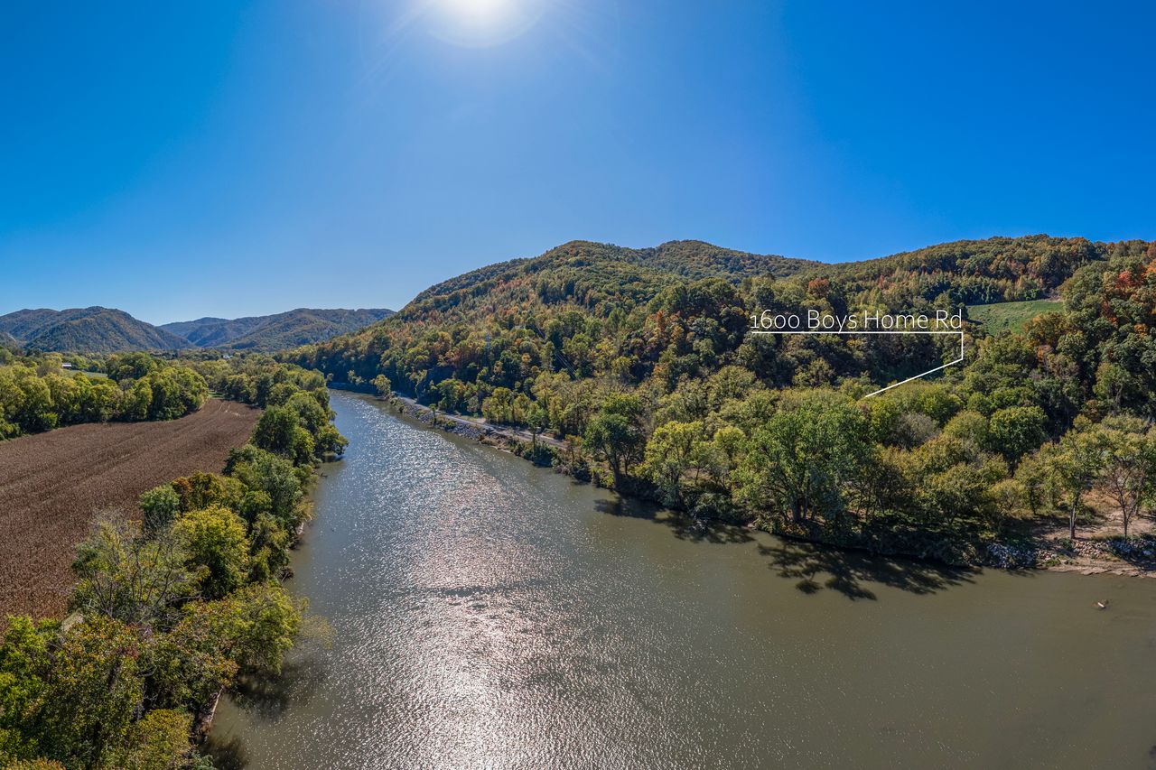 The Riverstone is on the right side of this pic, situated on a knoll in a clearing in the woods. The area is abundant with deer, turkey, fox, and a phenomenal variety of bird life. 