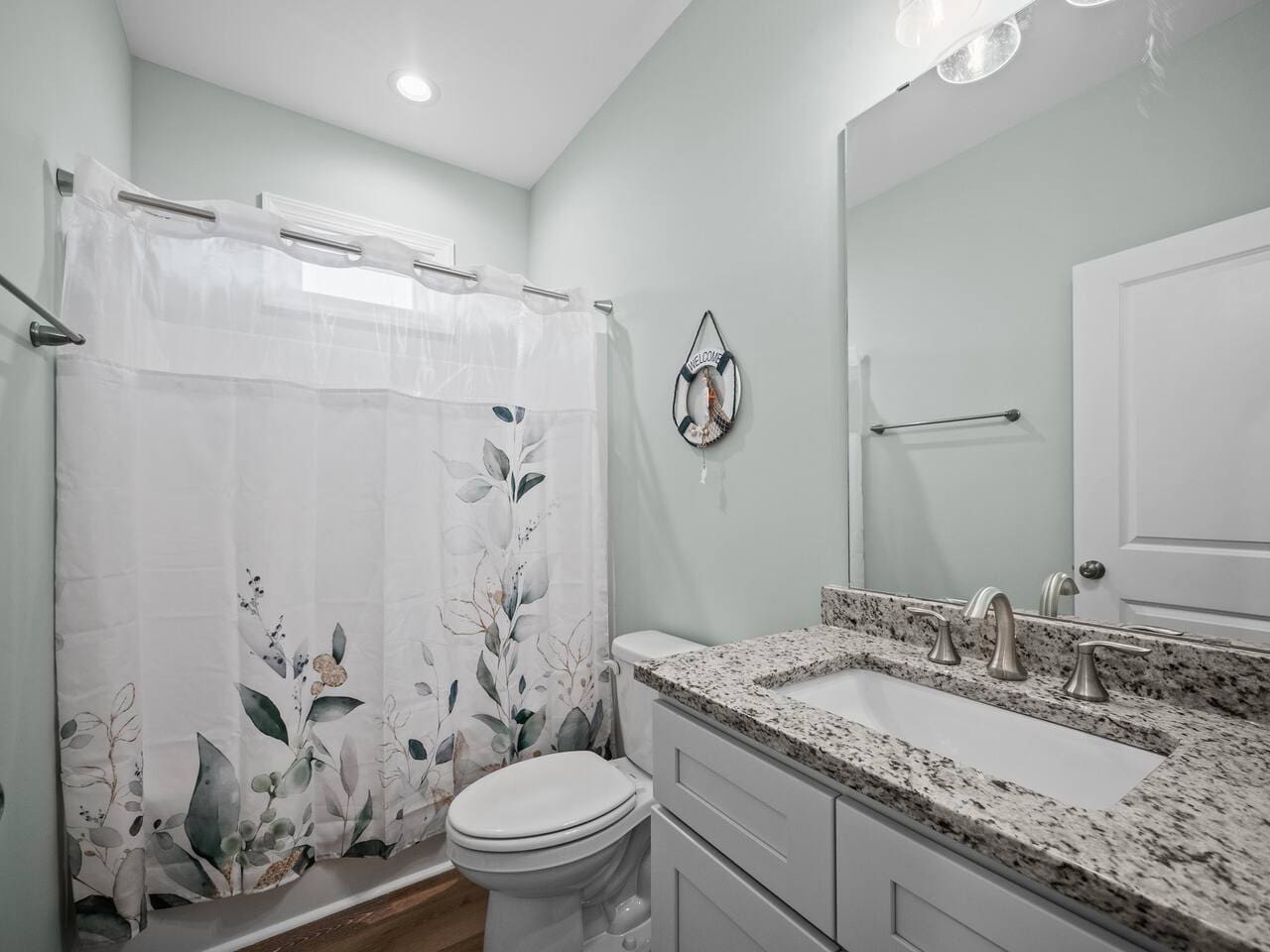Full bathroom shared between Queen room and Twin Room