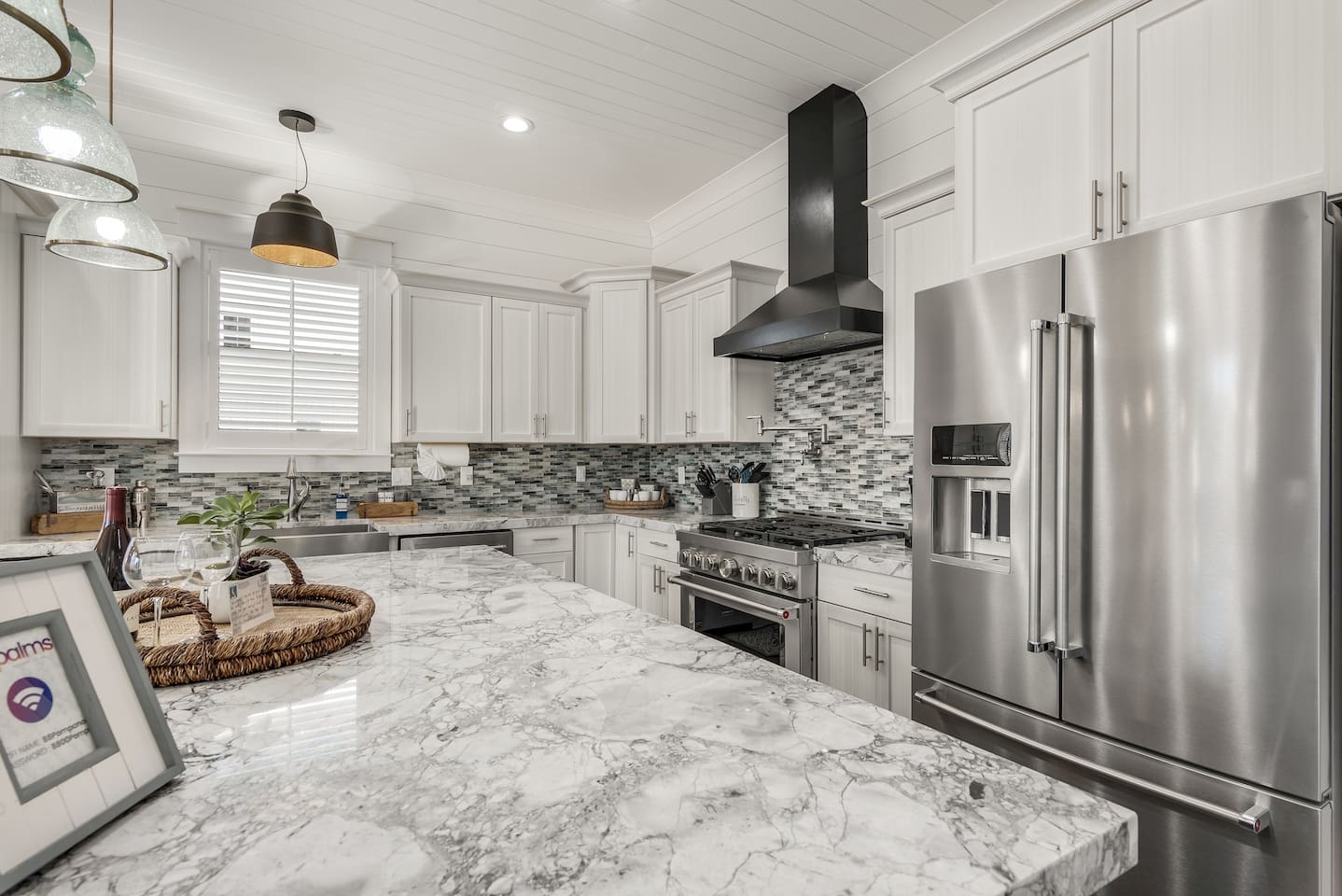 Chef kitchen with gas range (first floor)