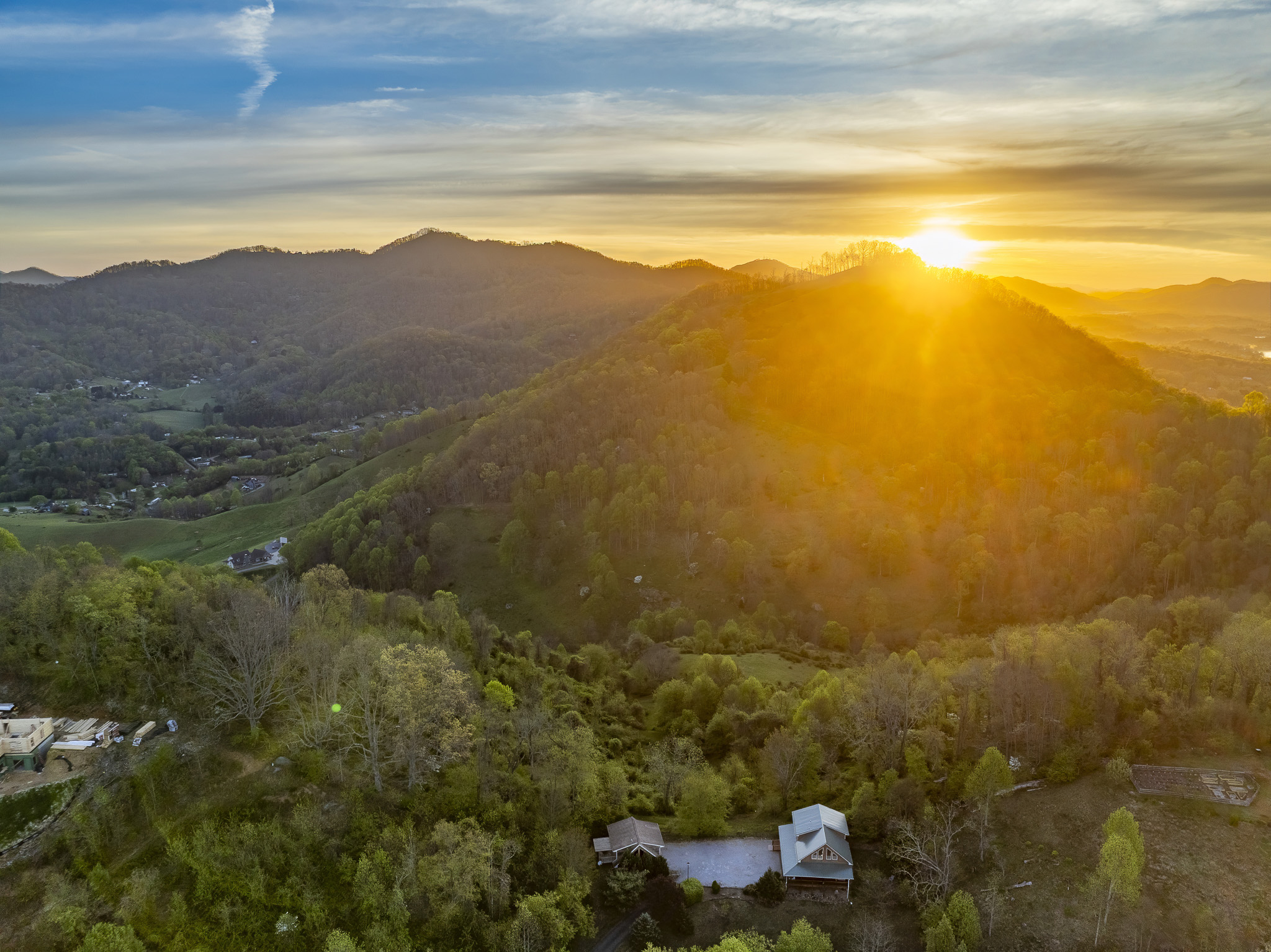 Breathtaking View: Wake up to stunning mountain vistas and golden sunrises every morning!


