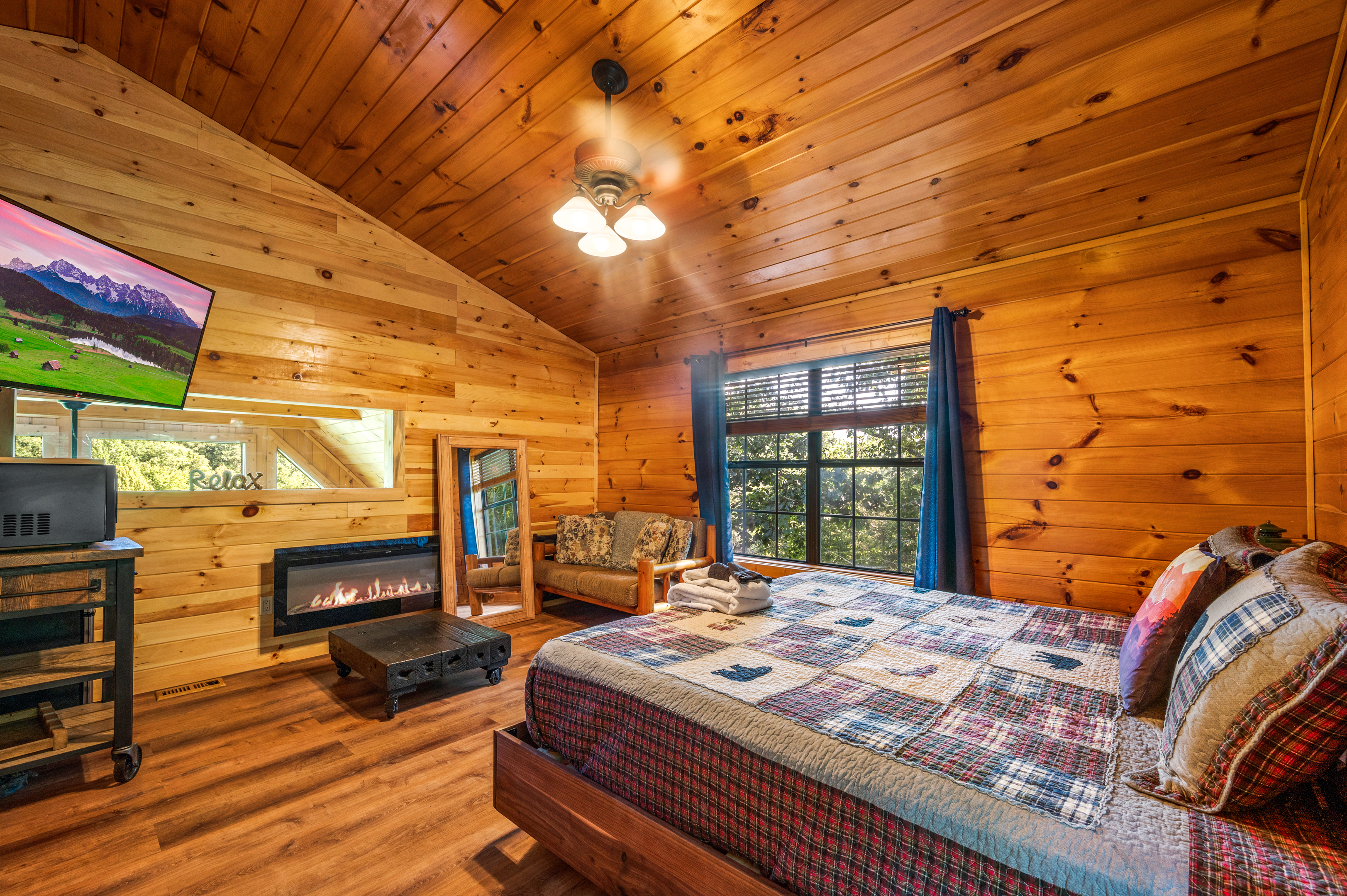 Go To the Upstairs Penthouse & Relax In The King Size Bed Master Bedroom While Taking It All In