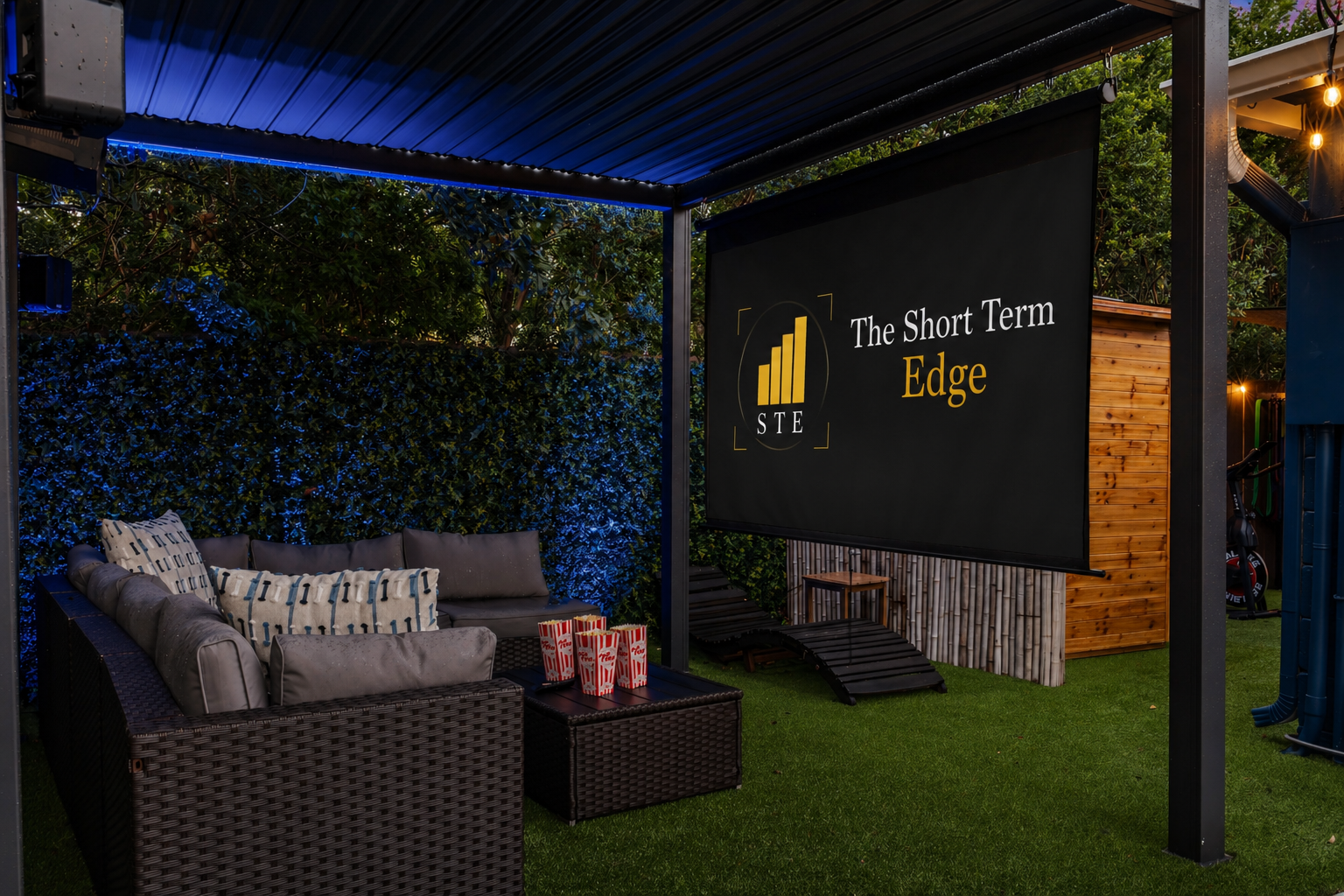 🎬🌙Cozy up for movie night under the stars — the ultimate backyard vibe.