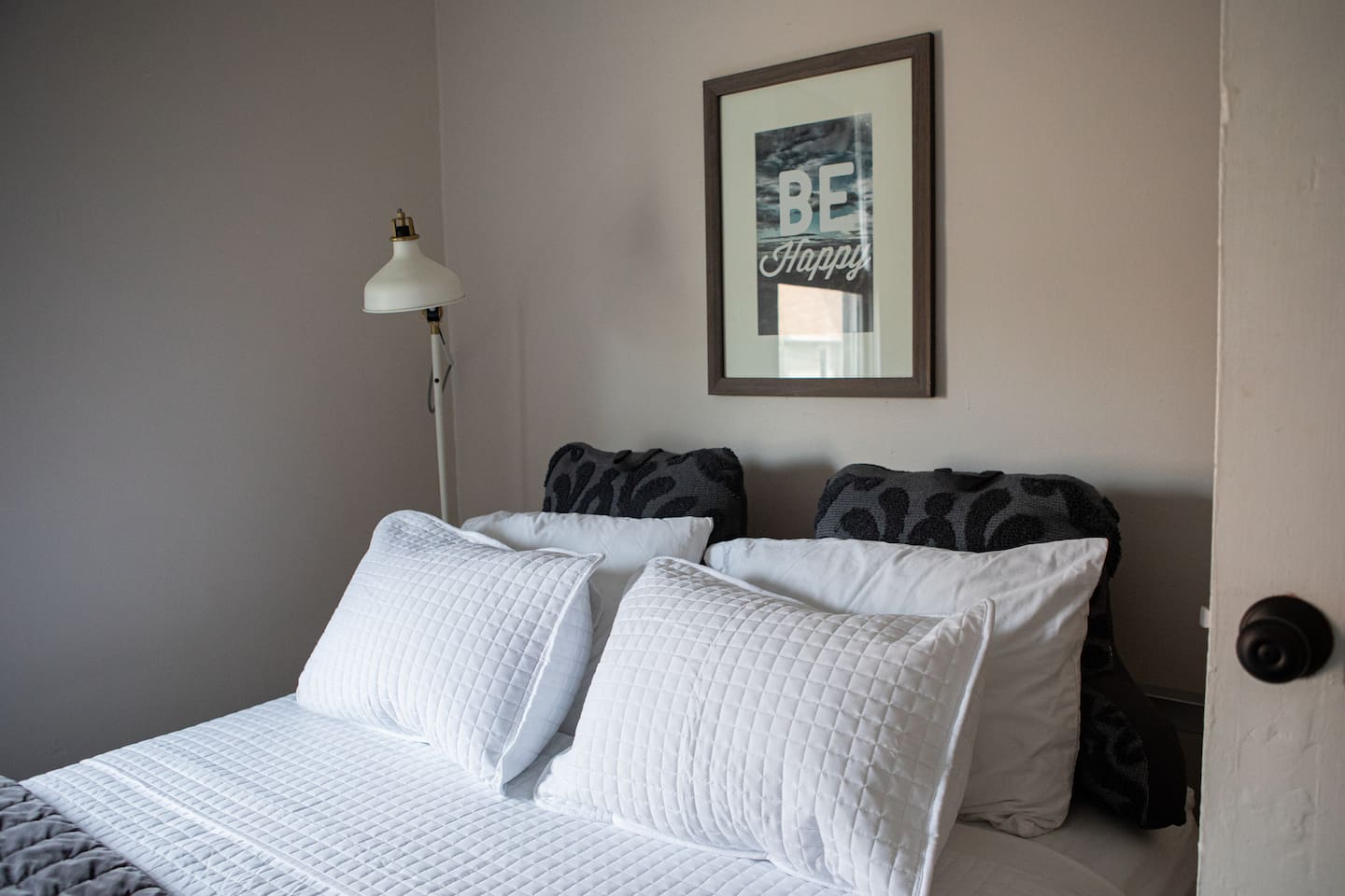 Comfort is a brand standard at The Urban Chalet! Our guests often comment on the comfy beds and and cozy style. You will love slipping into this Queen size bed draped in organic cotton California Zen Den linens, soft lighting & black out shadeszz... 