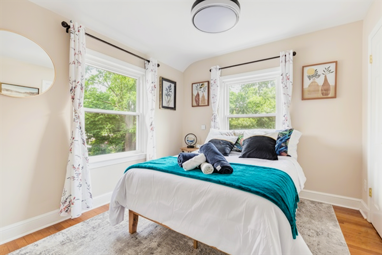 Sun-Filled 4BR House | Private Yard | Family & Pet Friendly | Arlington/DC 3