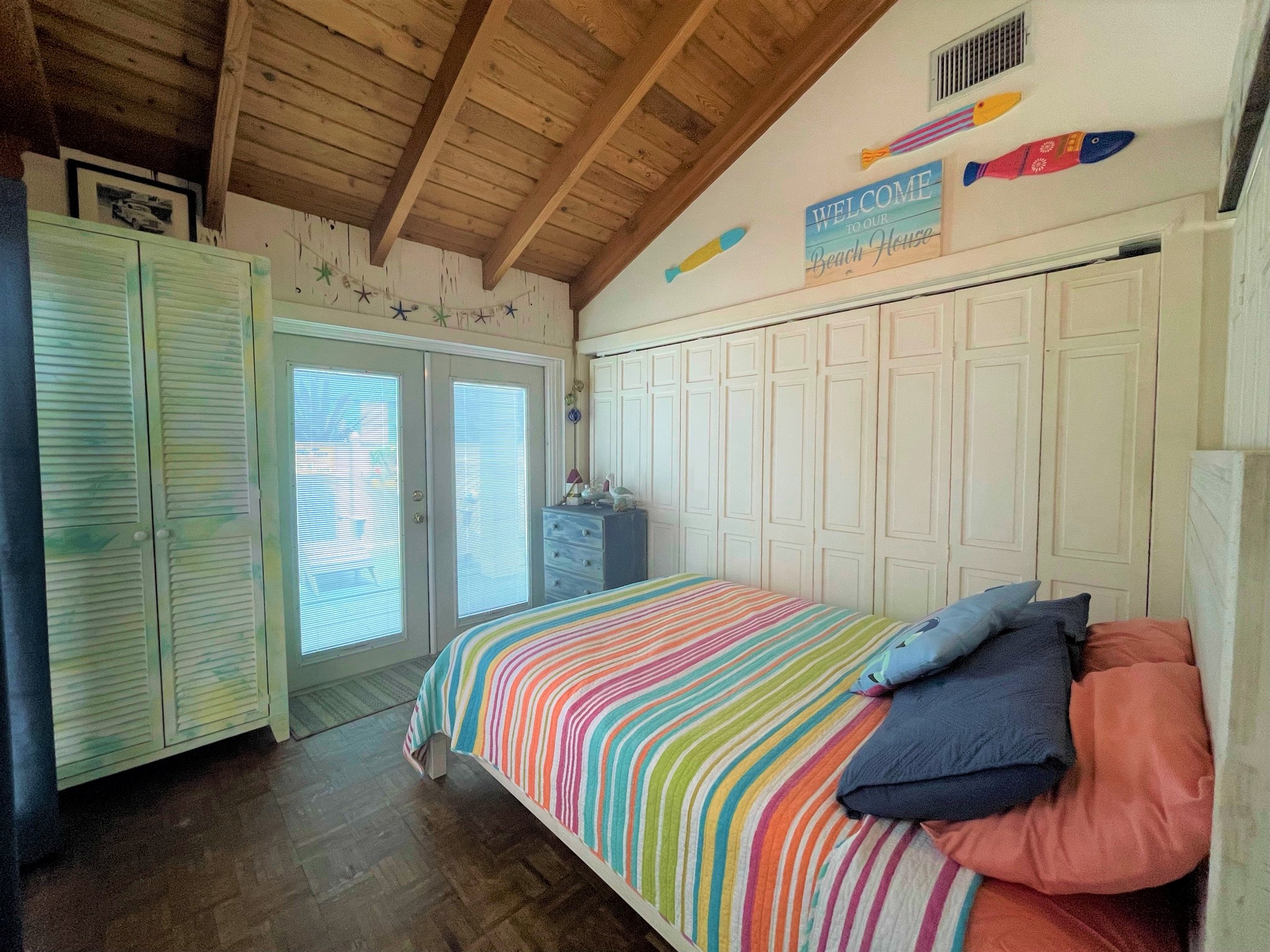 Second bedroom with Queen size bed.