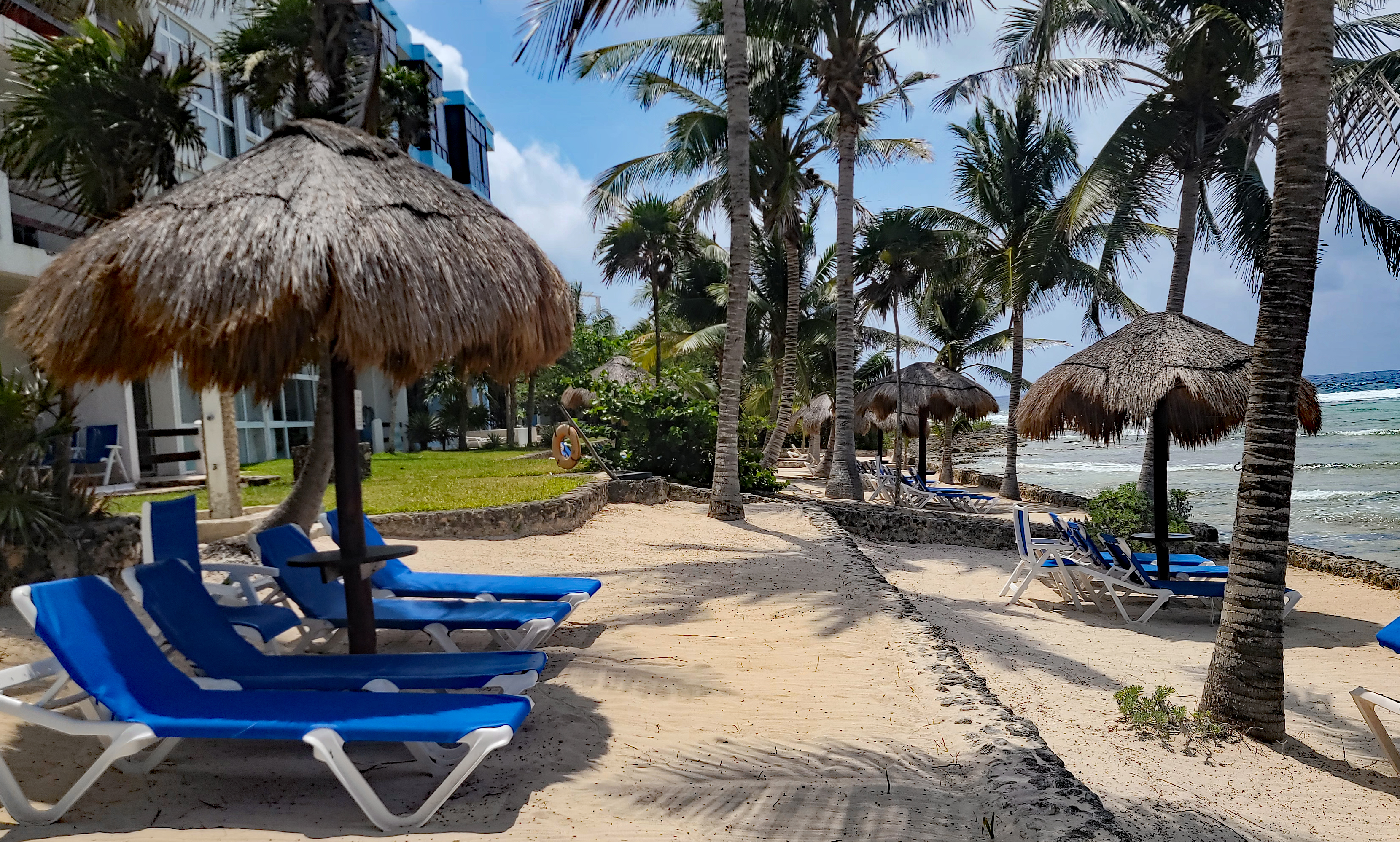 Luxury Spacious Poolside Villa, 30 steps to Beach! 4