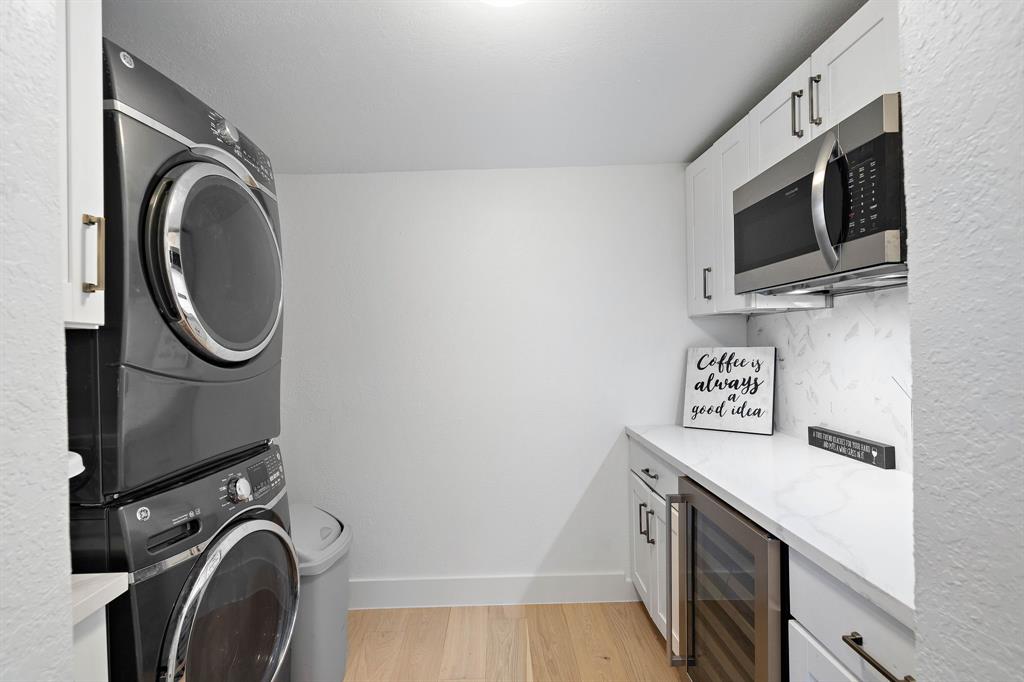 b5fe282ba9734536b9d8f0c55e13835d | Beachhouse | Texas | TX | Vacation Homes | Galveston | Crystal Beach | Kokomo | Breezy Days | Beachfront Elegance | Sunrise Serenity | Southern Sands Property Management, LLC