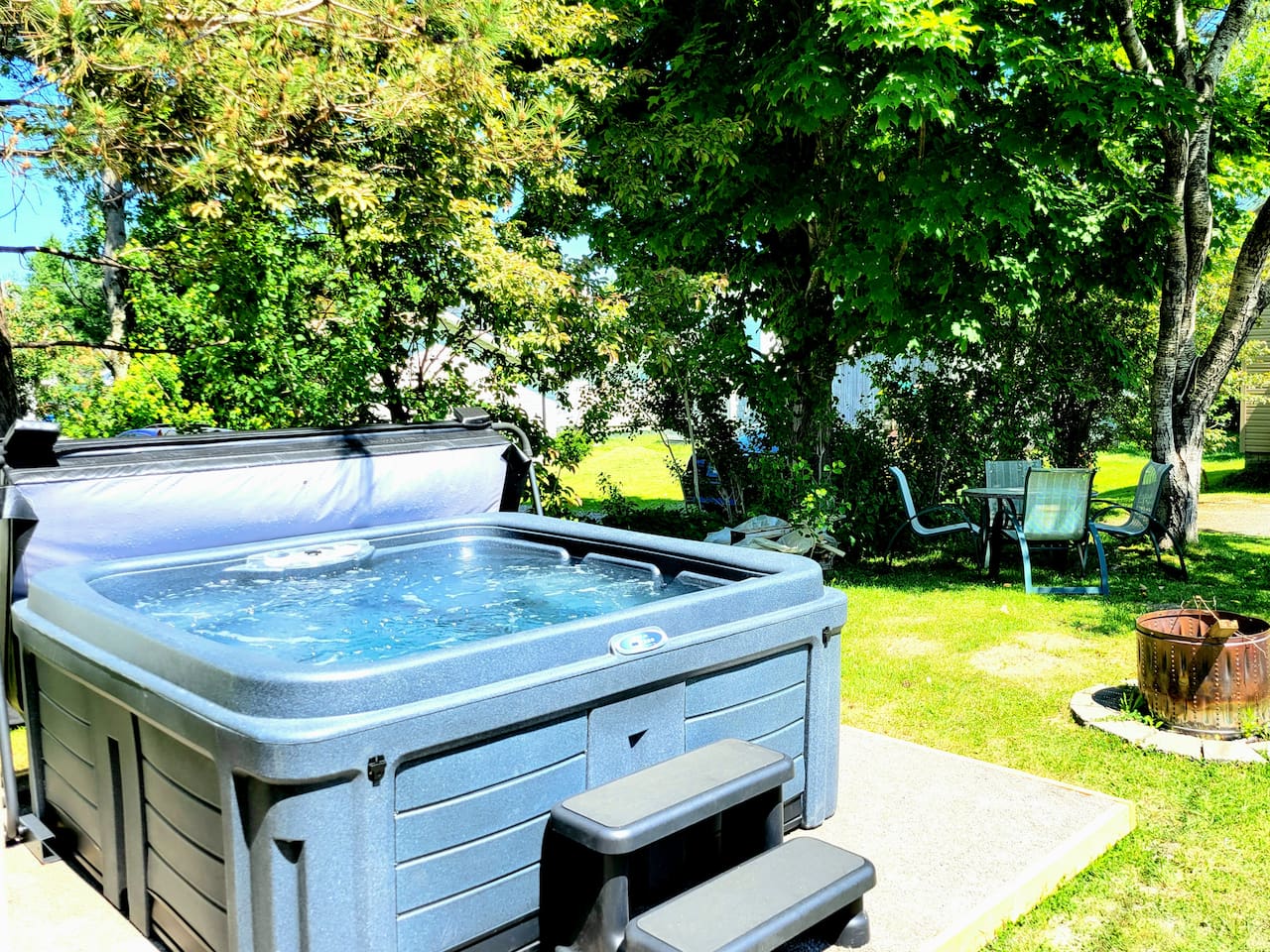 Spa privé ouvert à l’année, dans la cour arrière!