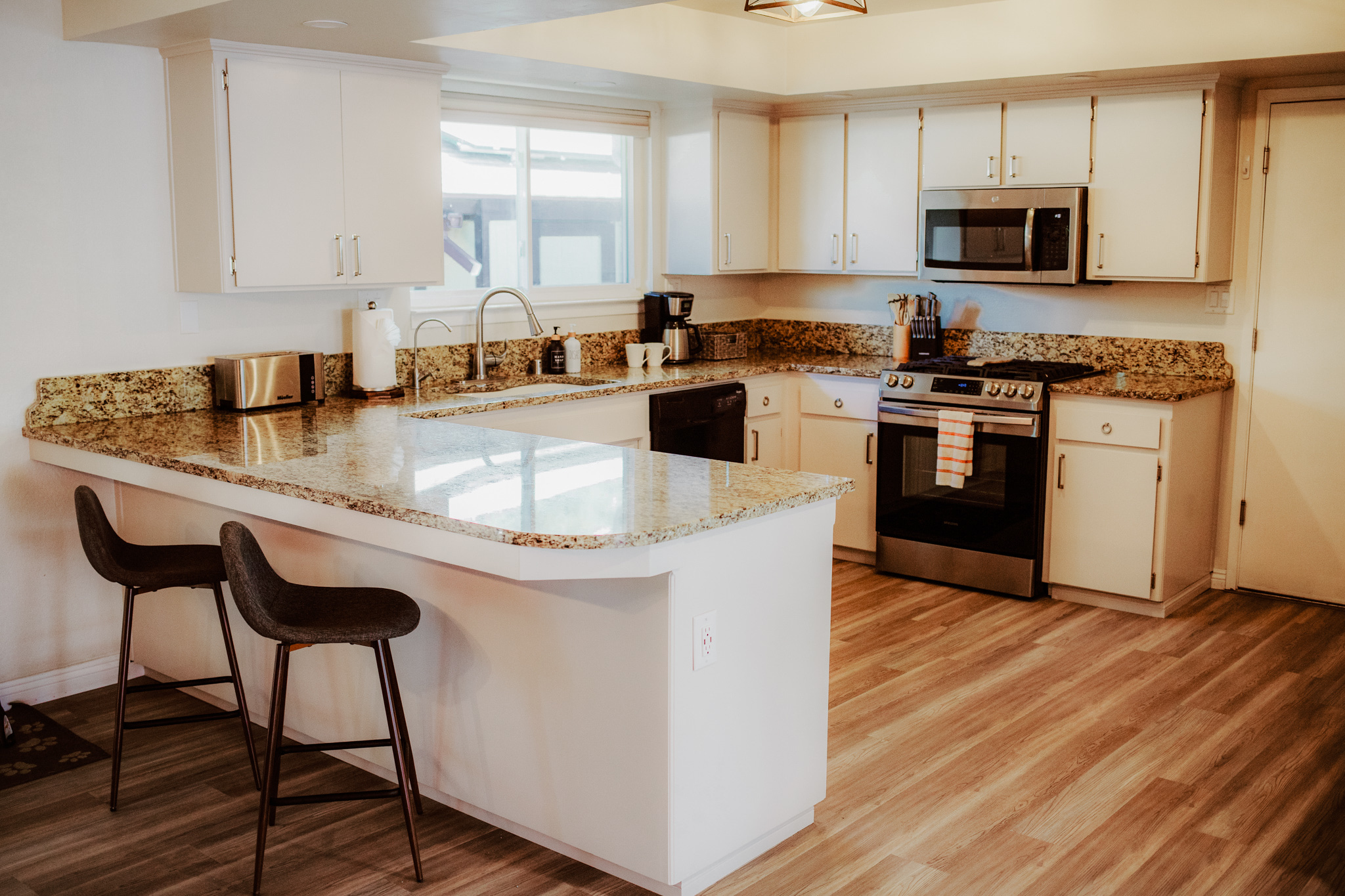 Bright, fully equipped kitchen with modern finishes.
