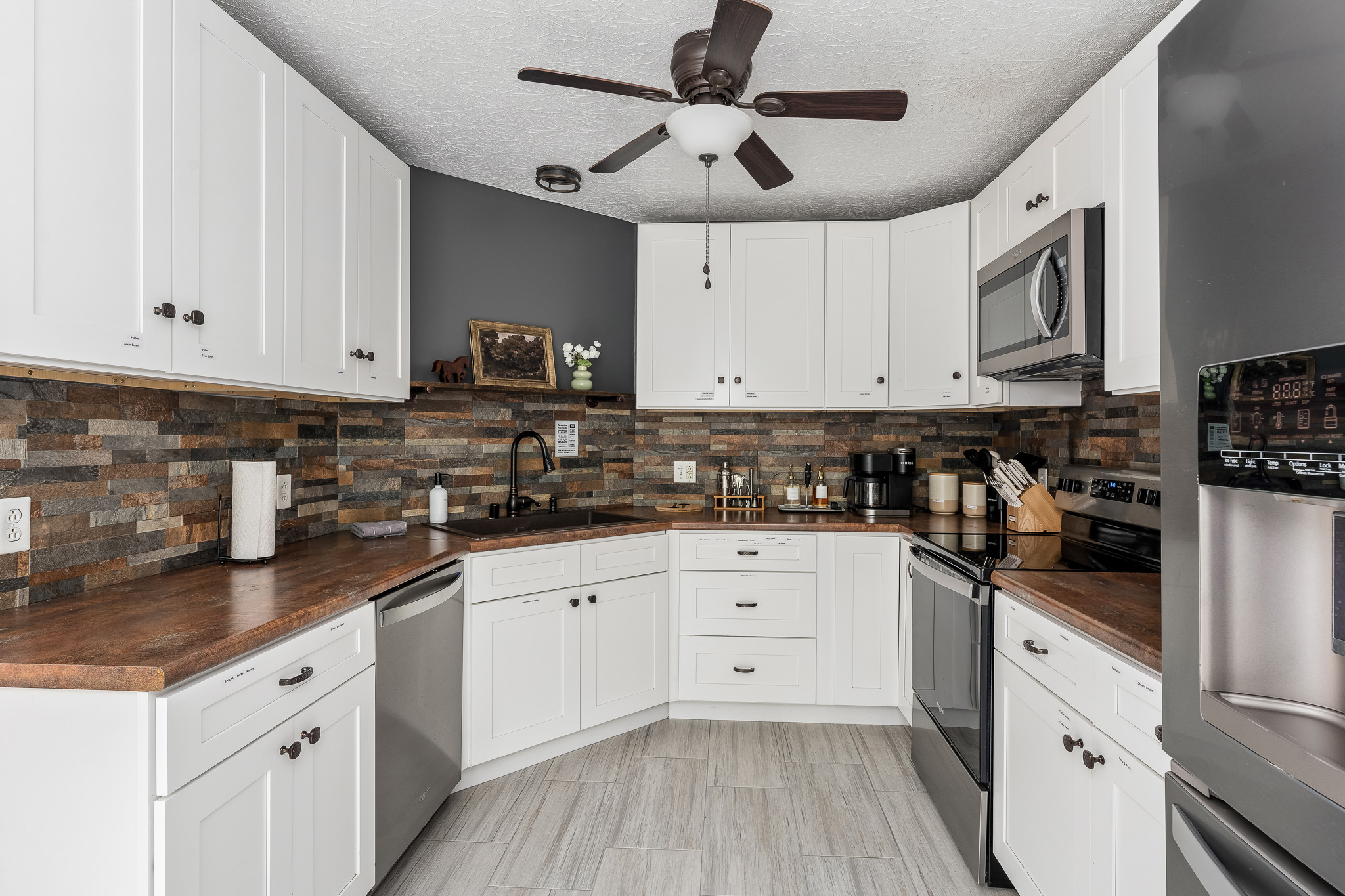 Modern rustic meets meal prep heaven With stainless steel appliances, tons of counter space, and every gadget you could need, this kitchen is as functional as it is beautiful. 🔪🍴🔥