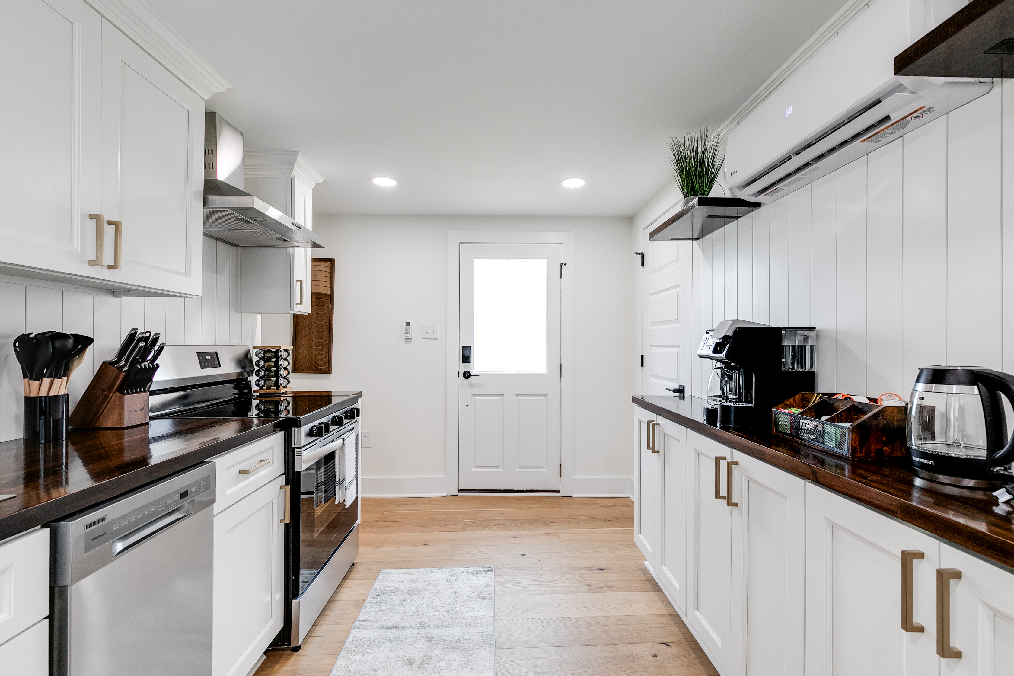 Stunning Kitchen: Cook with style in a modern space featuring sleek appliances and chic decor!