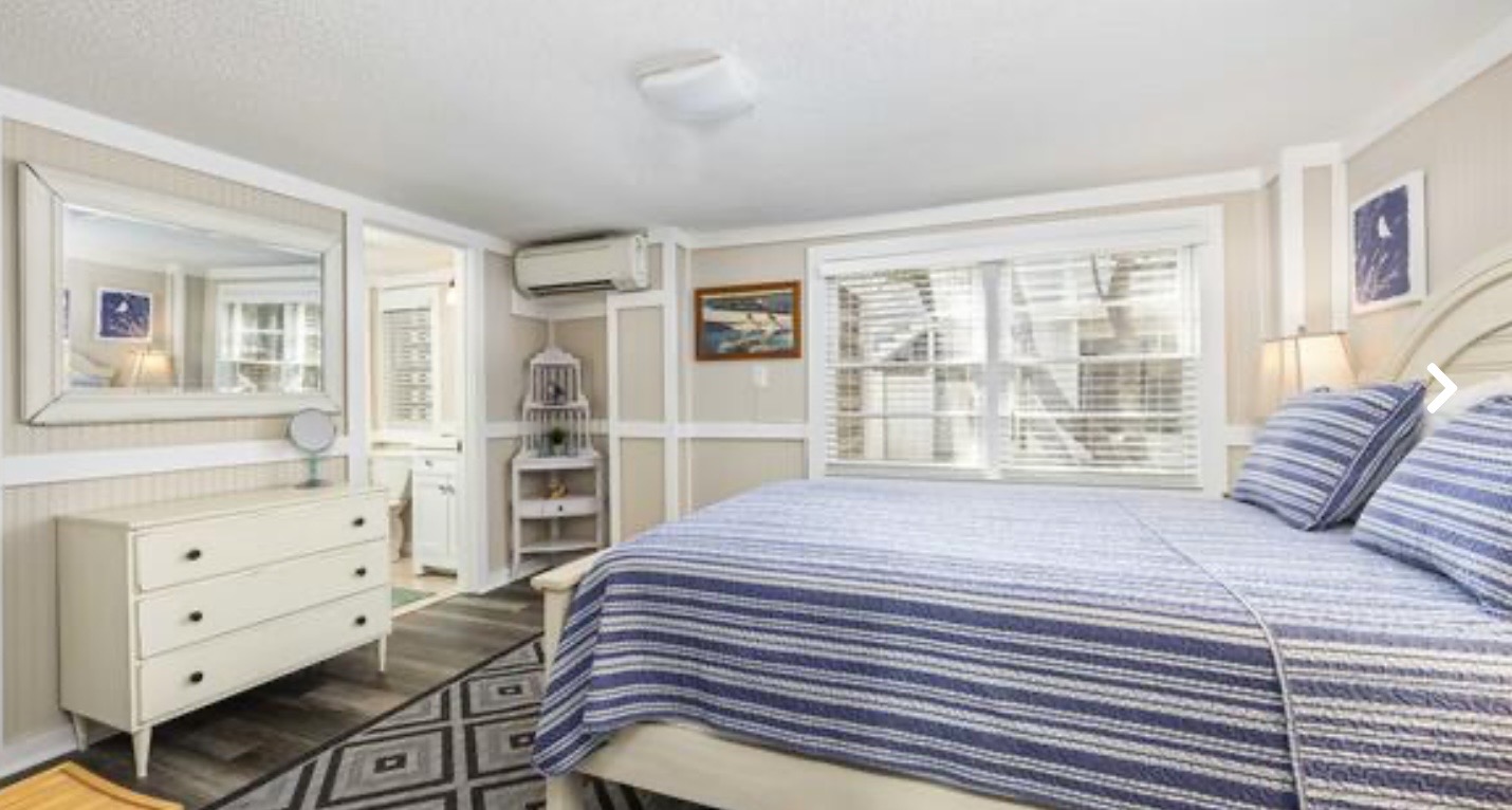 A restful retreat with crisp linens and windows that let the morning in gently. ⭐