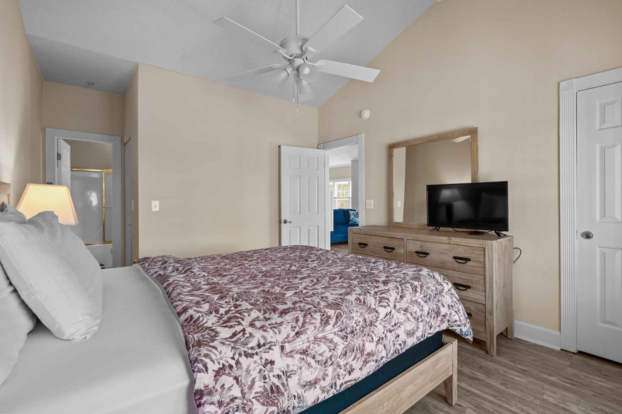 Queen Master Suite with Ensuite Bath Access