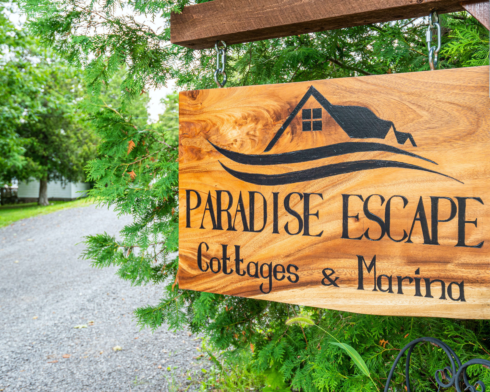 Paradise Escape Cottages & Marina entrance sign