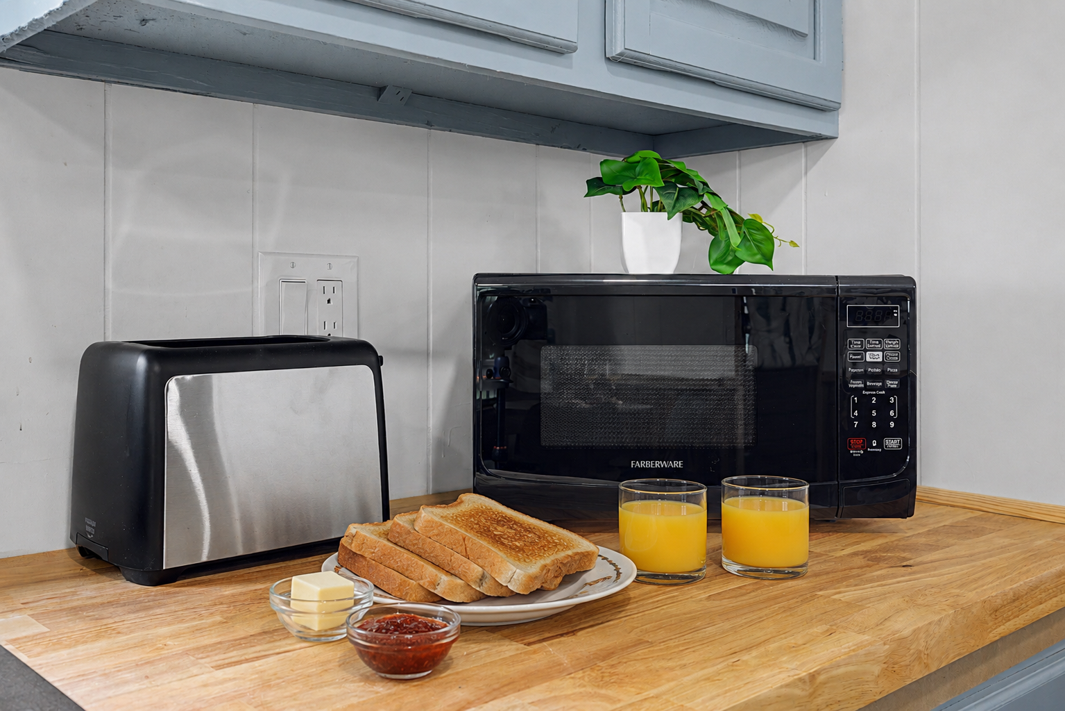 Kitchenette: Start your mornings right with toast, juice, and all the essentials at your fingertips!