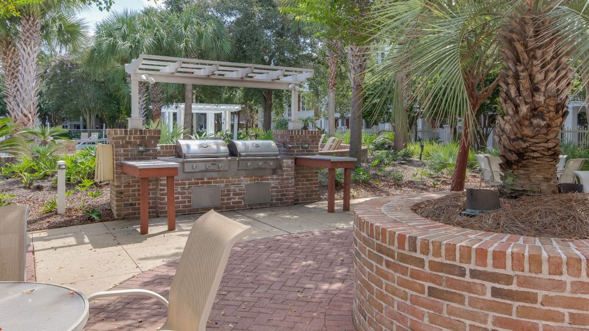 Pilot House courtyard with gas grills, pergola and patio seating under the palms