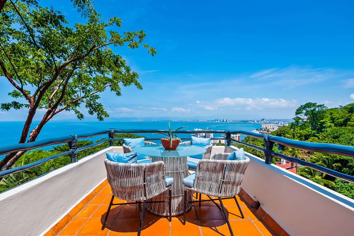 Main Level Table Seating