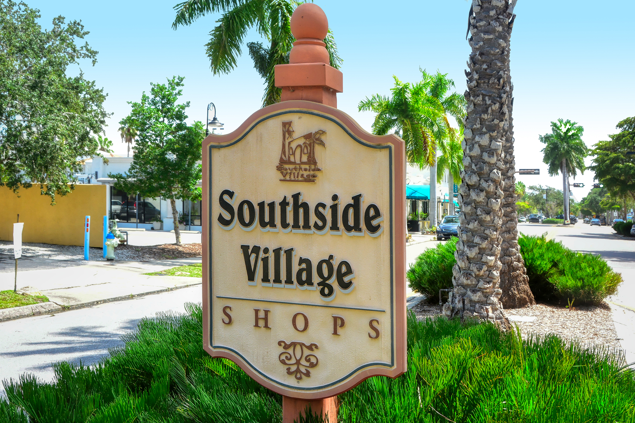 Southside Village, only 3/4 mile from the house, features boutiques, top-rated restaurants and Perq coffeehouse