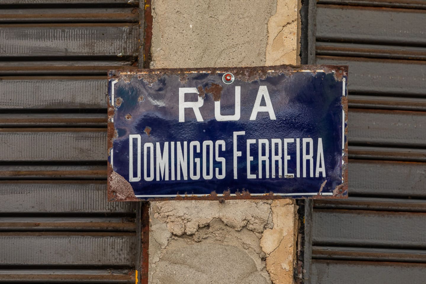 We are on a quiet street just a few steps from the beach.  Beautiful area with nice clothing shops, restaurants, and multiple supermarkets and a health food store within a block or two.