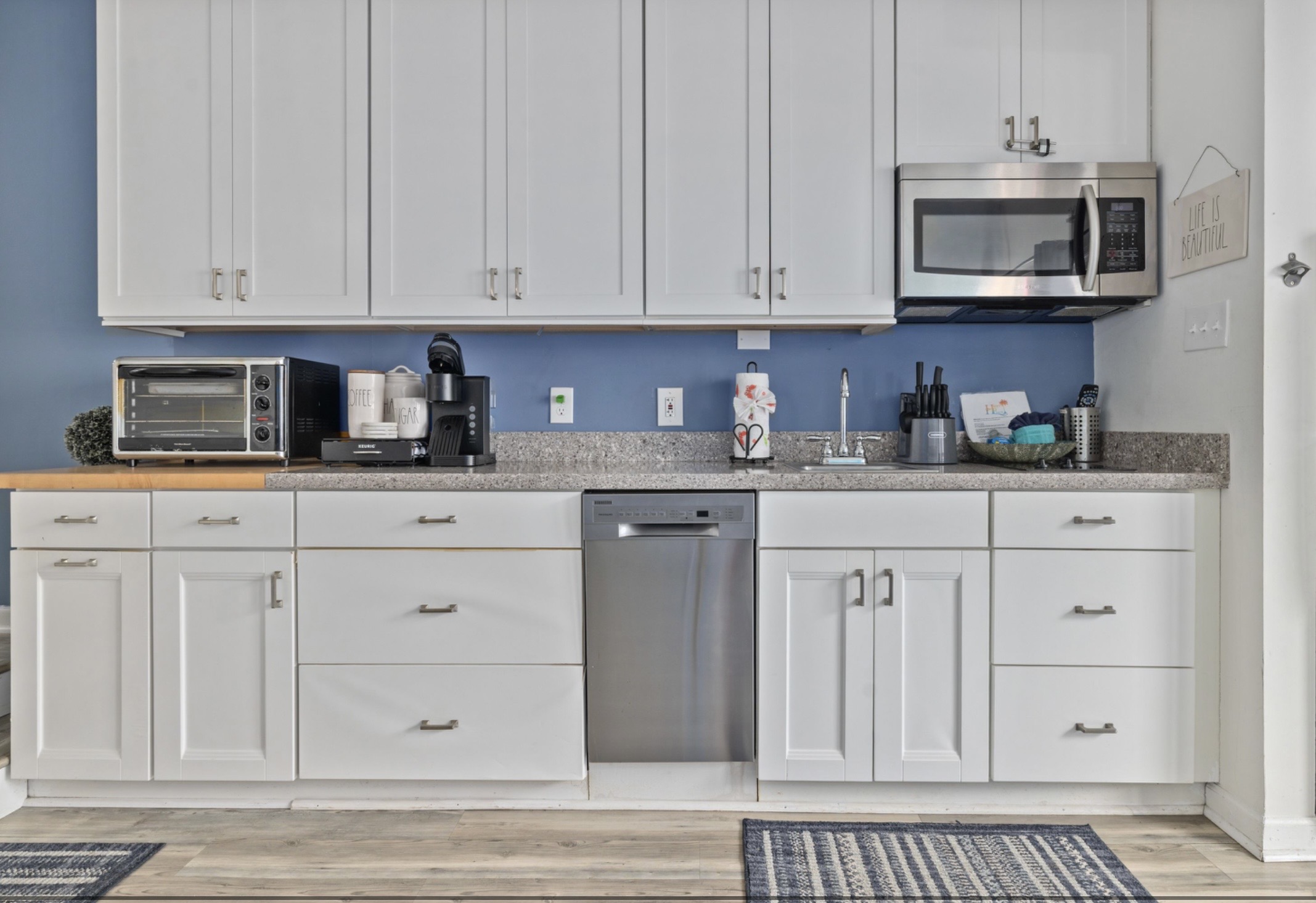 Bright, functional kitchen ✨ Fully equipped for easy vacation meals, morning coffee, and late-night snacks. Clean lines, generous storage, and everything you need for effortless beachside living.