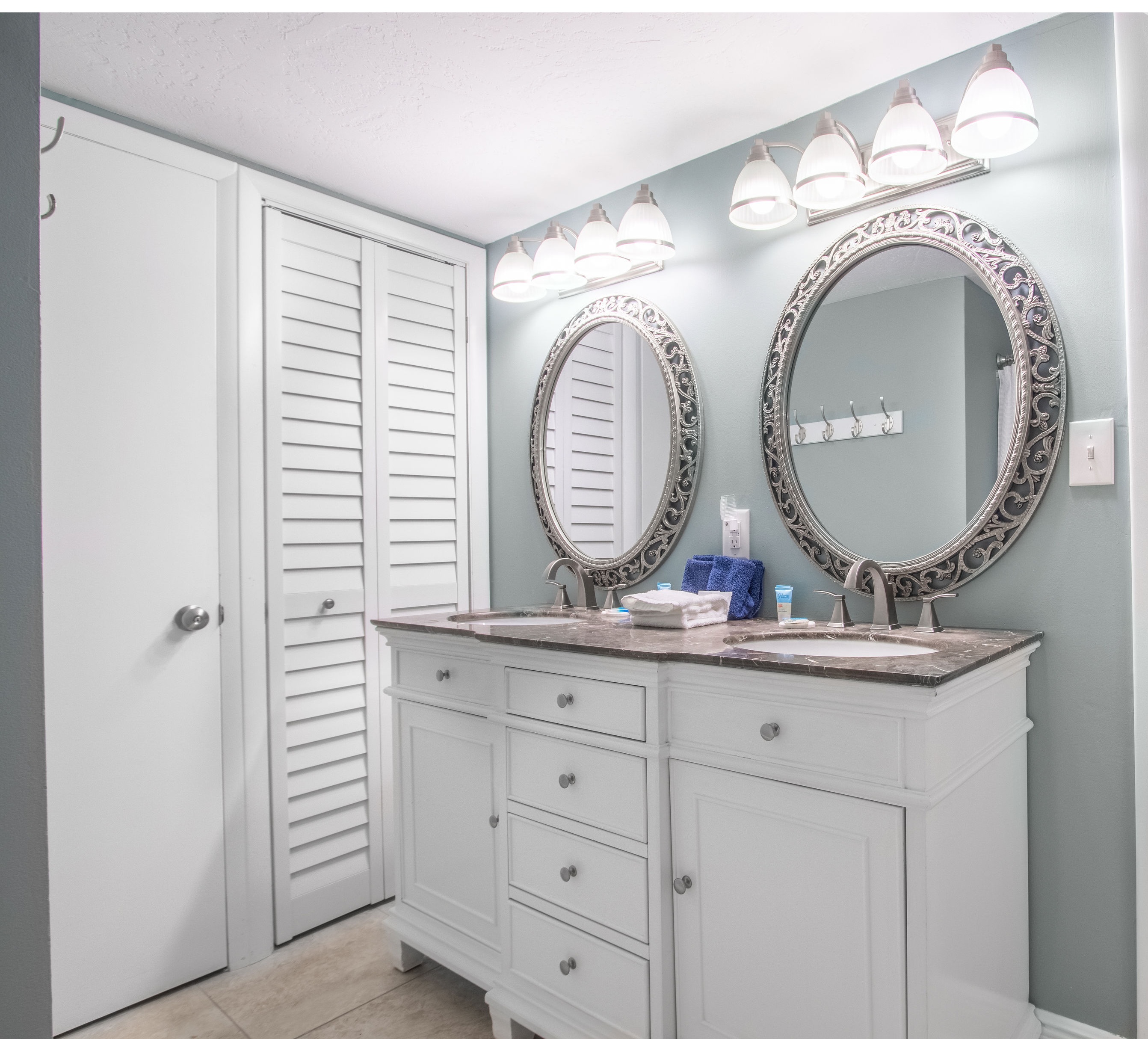 Ensuite full bathroom