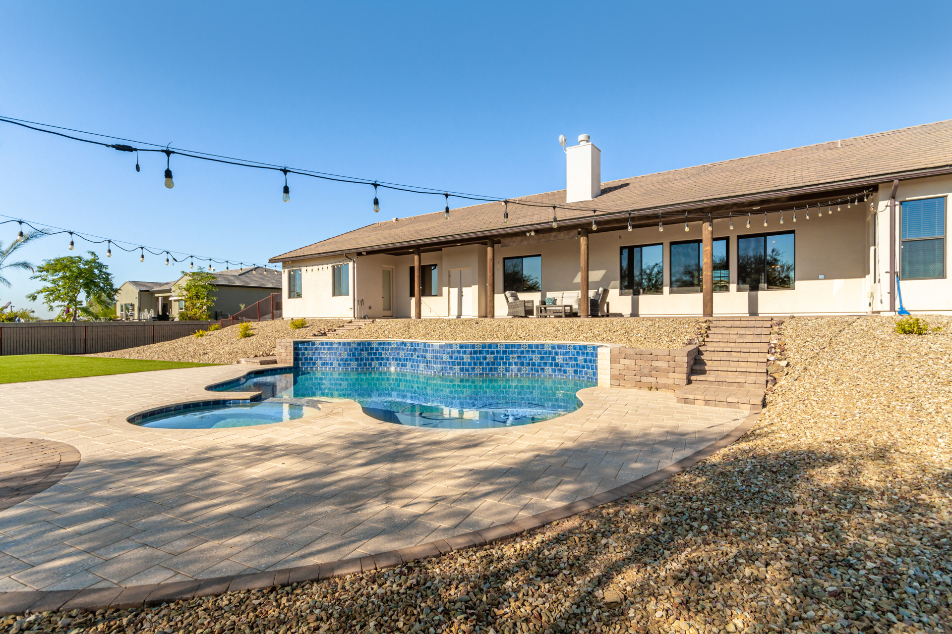 sparkling pool & spa