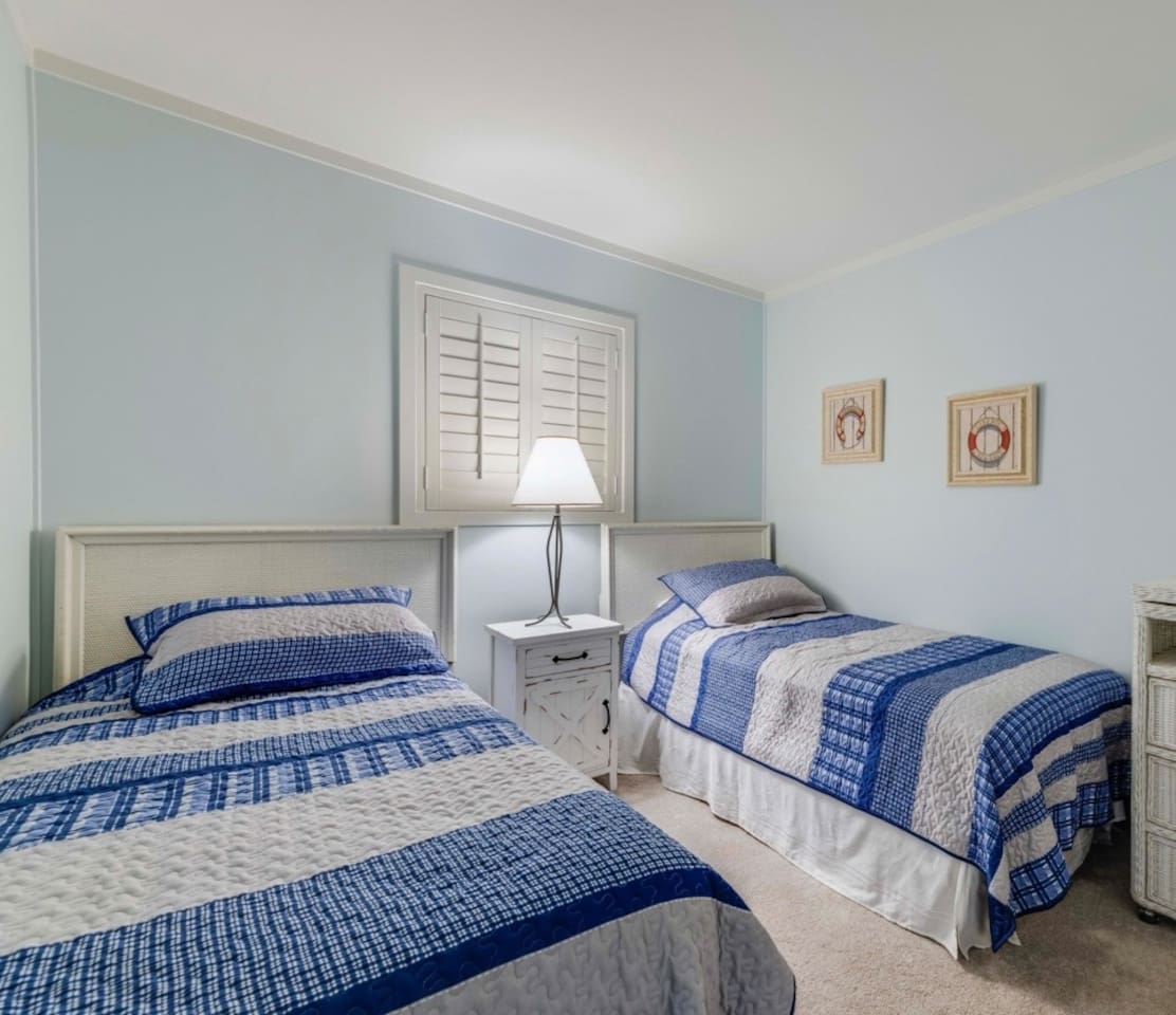 Second bedroom with two twin beds