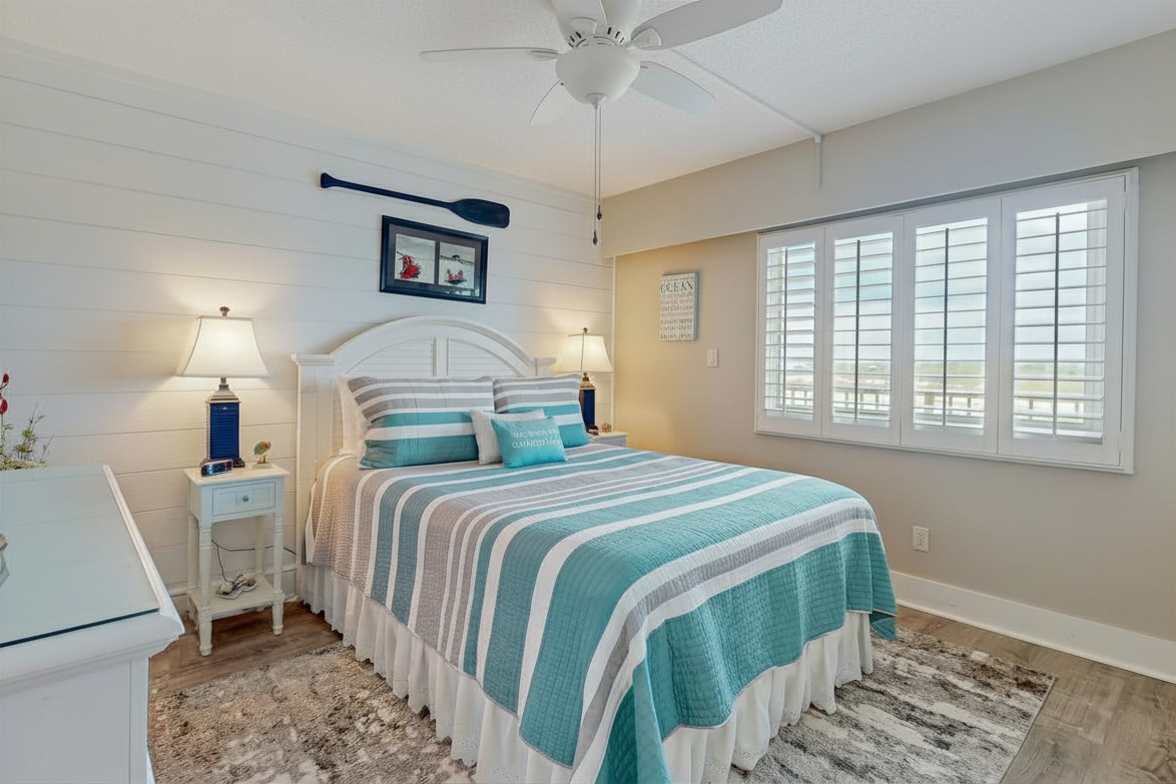 Bedroom with queen bed