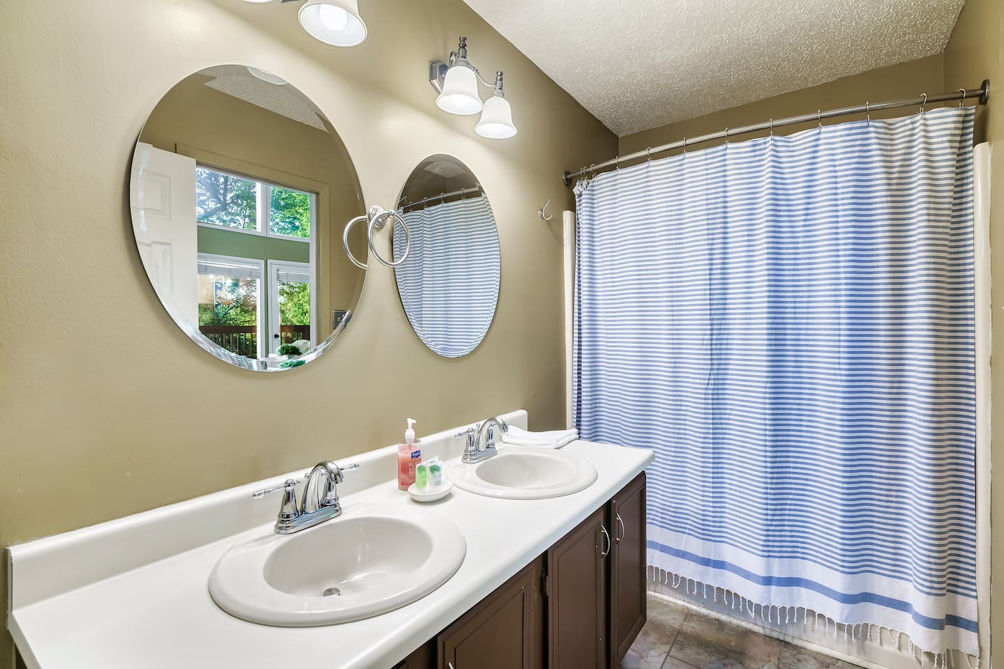 Private bathroom inside the master bedroom.