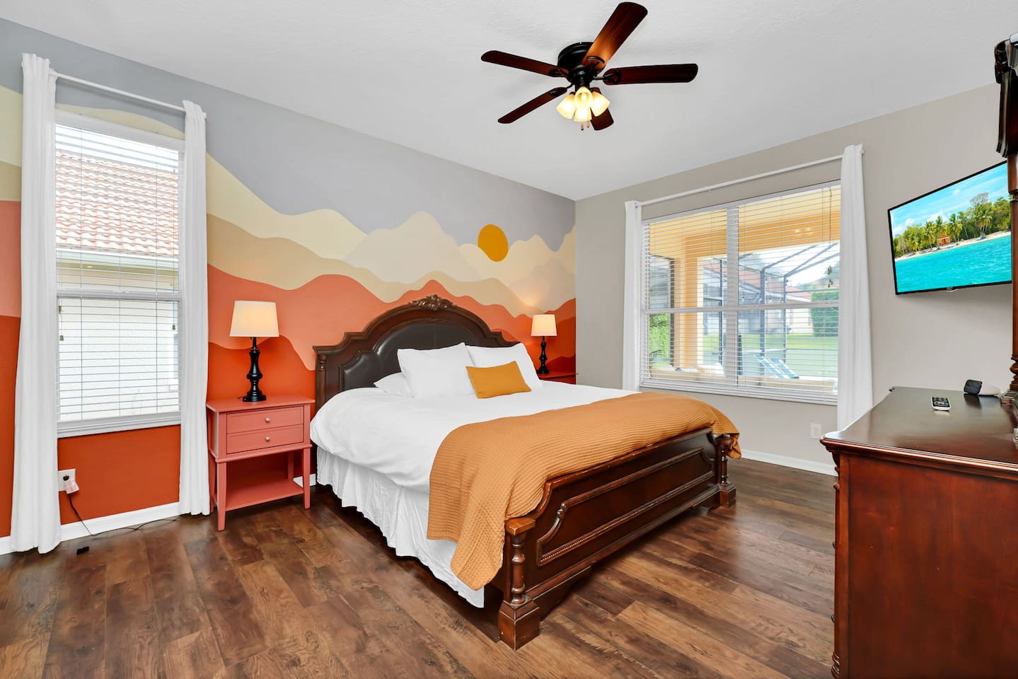 Solana “Sun” Master bed room with en-suite bathroom.