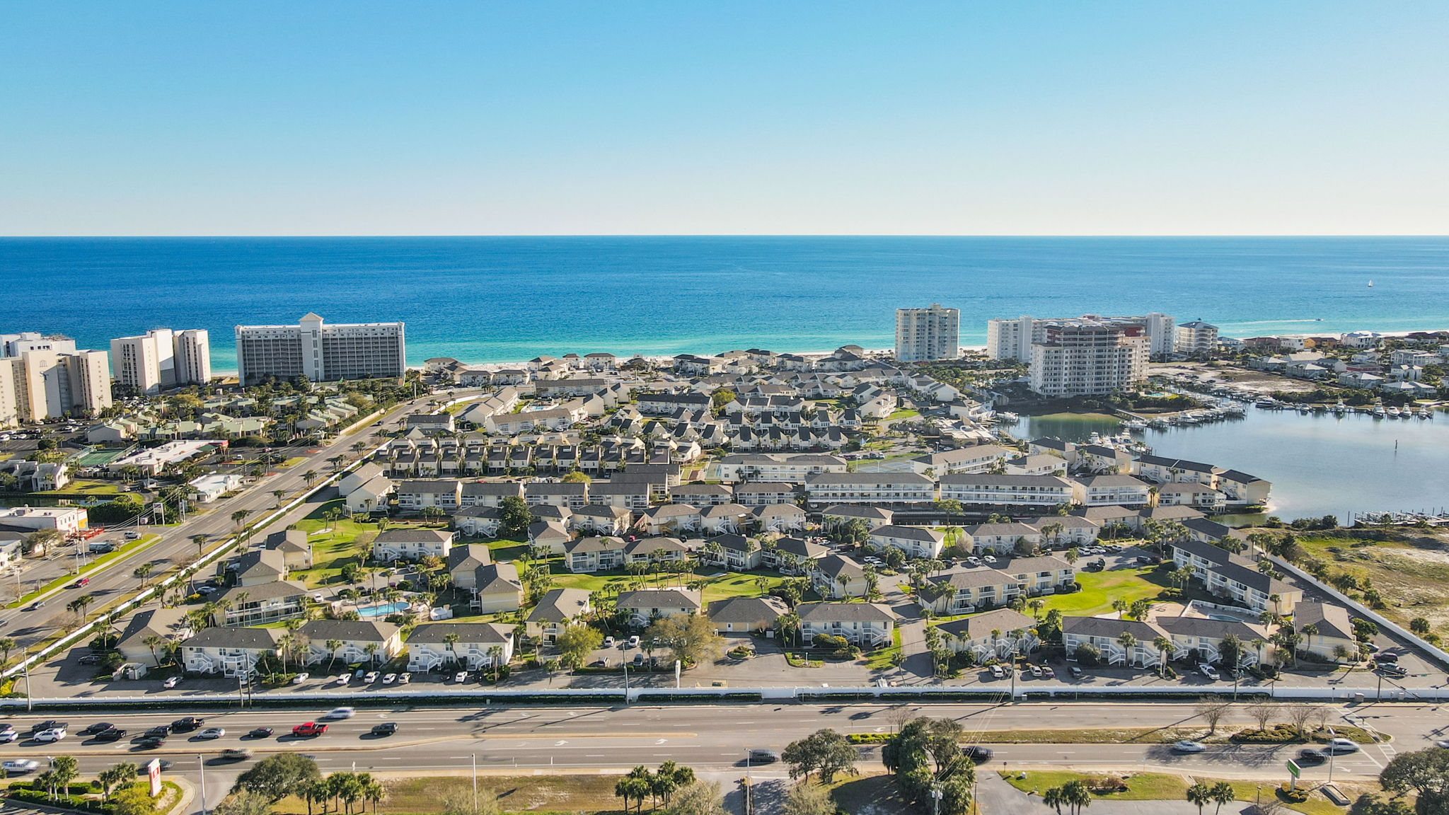 Welcome to your tropical playground! 🌴 With the harbor on one side, the emerald Gulf on the other, and our 9-hole golf course right in the center, you’re truly in the heart of the best 
