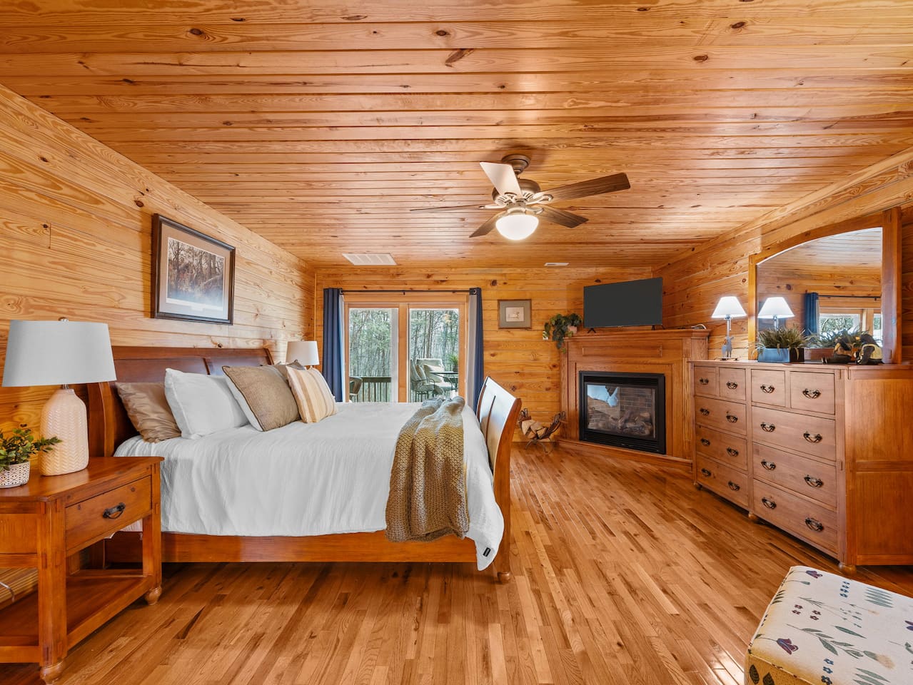 Primary bedroom located on the main level with en suite bathroom