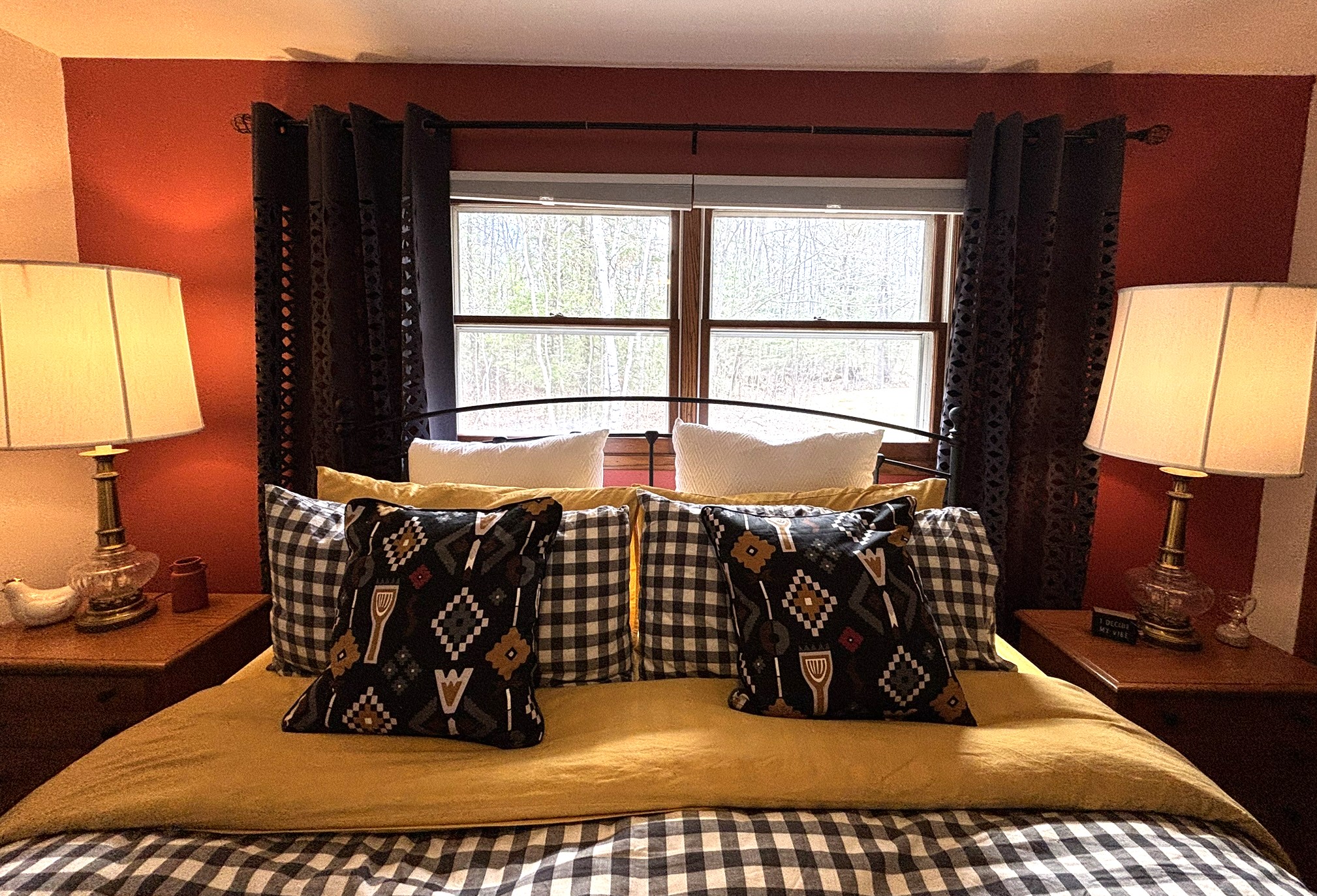 Bed 1: King bed
