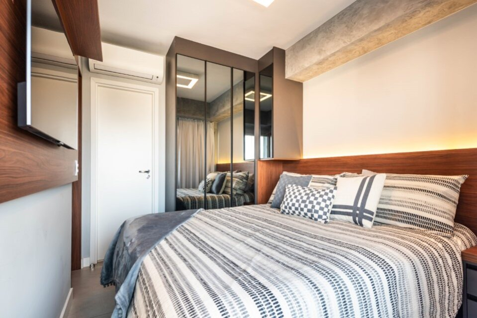 🛏️ Quarto com cama queen, ar-condicionado e closet com porta espelhada. Conforto e sofisticação no River One.