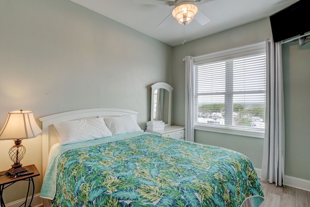 Stars - Bedroom 2 with queen bed and smart TV