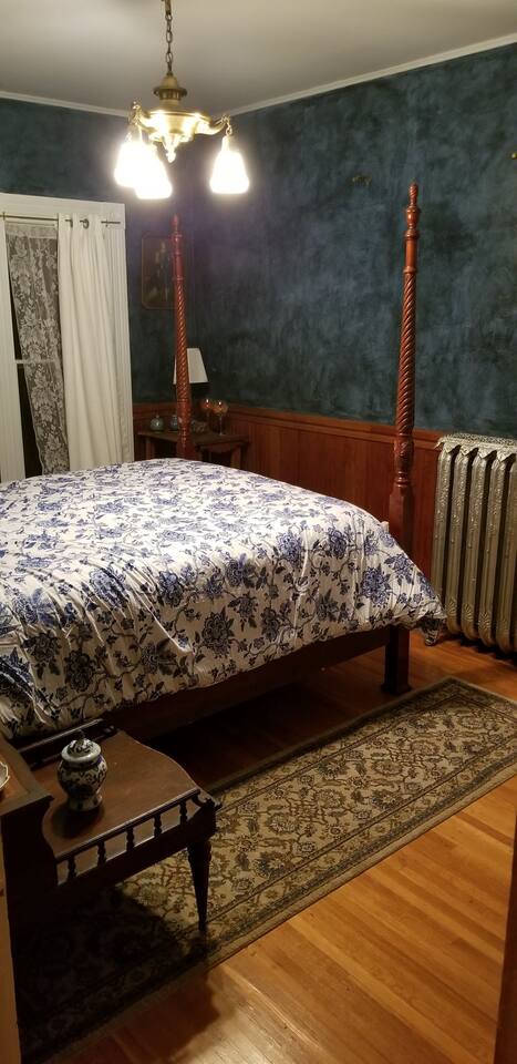 Historic Victorian Inn Blue Room 6