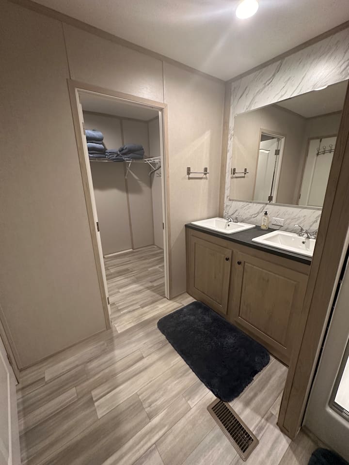 Main bed bathroom