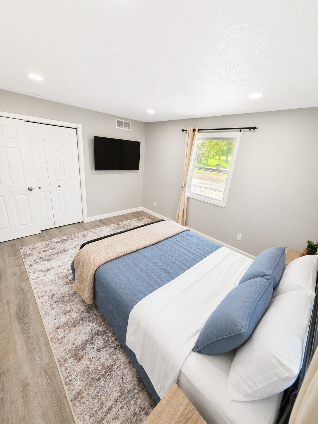 Queen Bedroom w/ TV (netflix included)