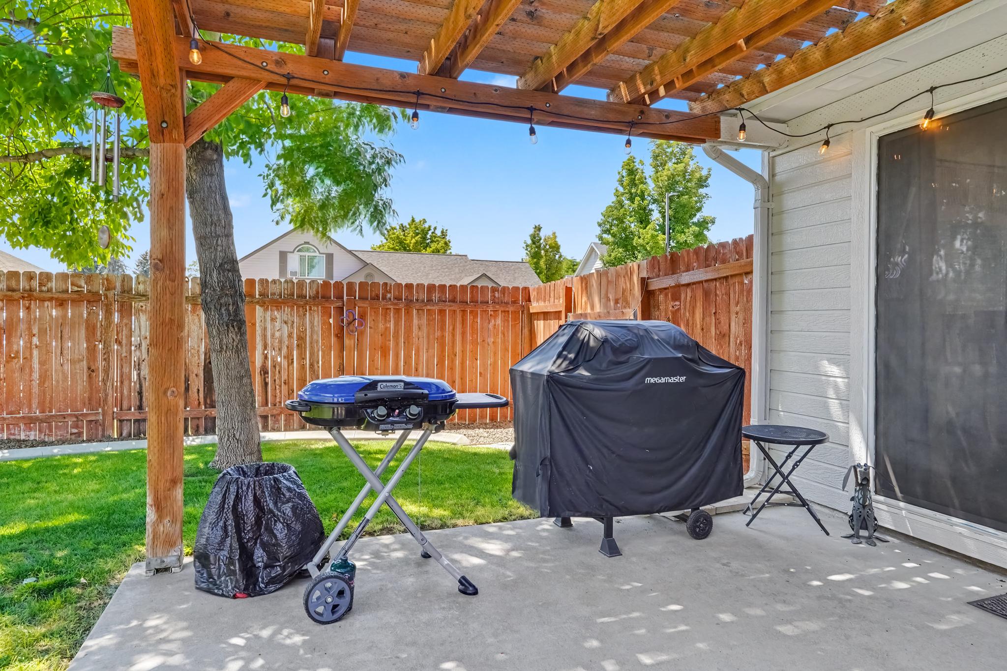Enjoy the flexibility of choosing between the gas BBQ and charcoal BBQ, giving you the option to prepare your favorite grilled meals just the way you like them.