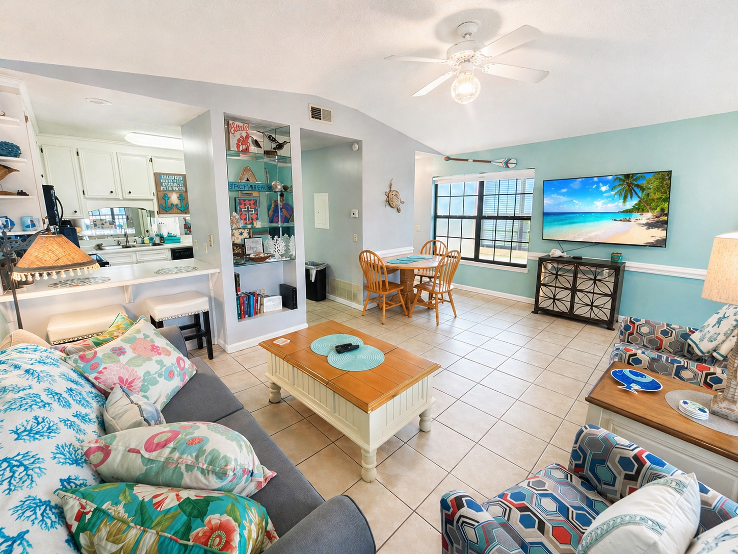 Open concept living area with vaulted ceilings