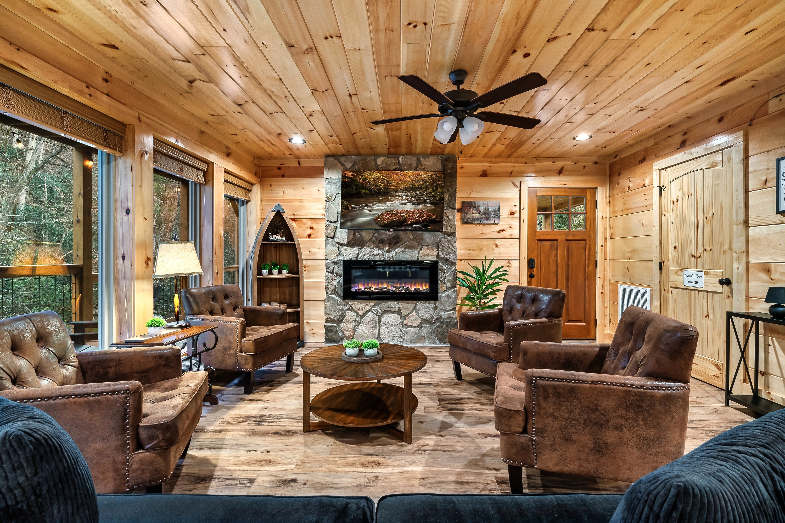 Another angle of the living room with direct access to the deck and multiple big windows that blurs the indoor/outdoor feel throughout your stay.
