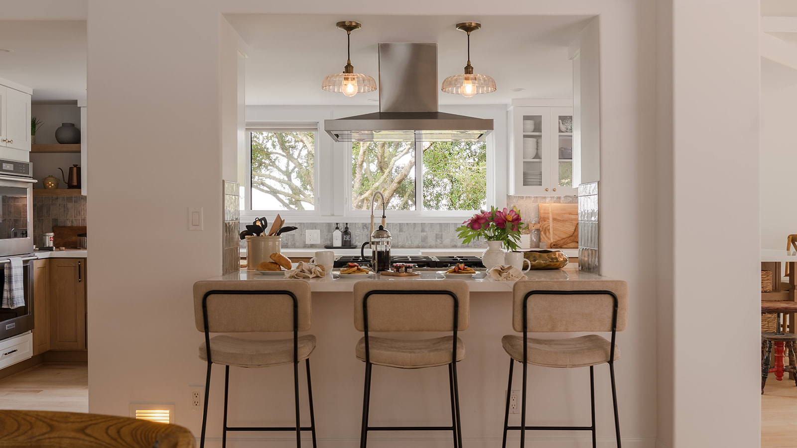 Chef's Kitchen w/ Island Seating
