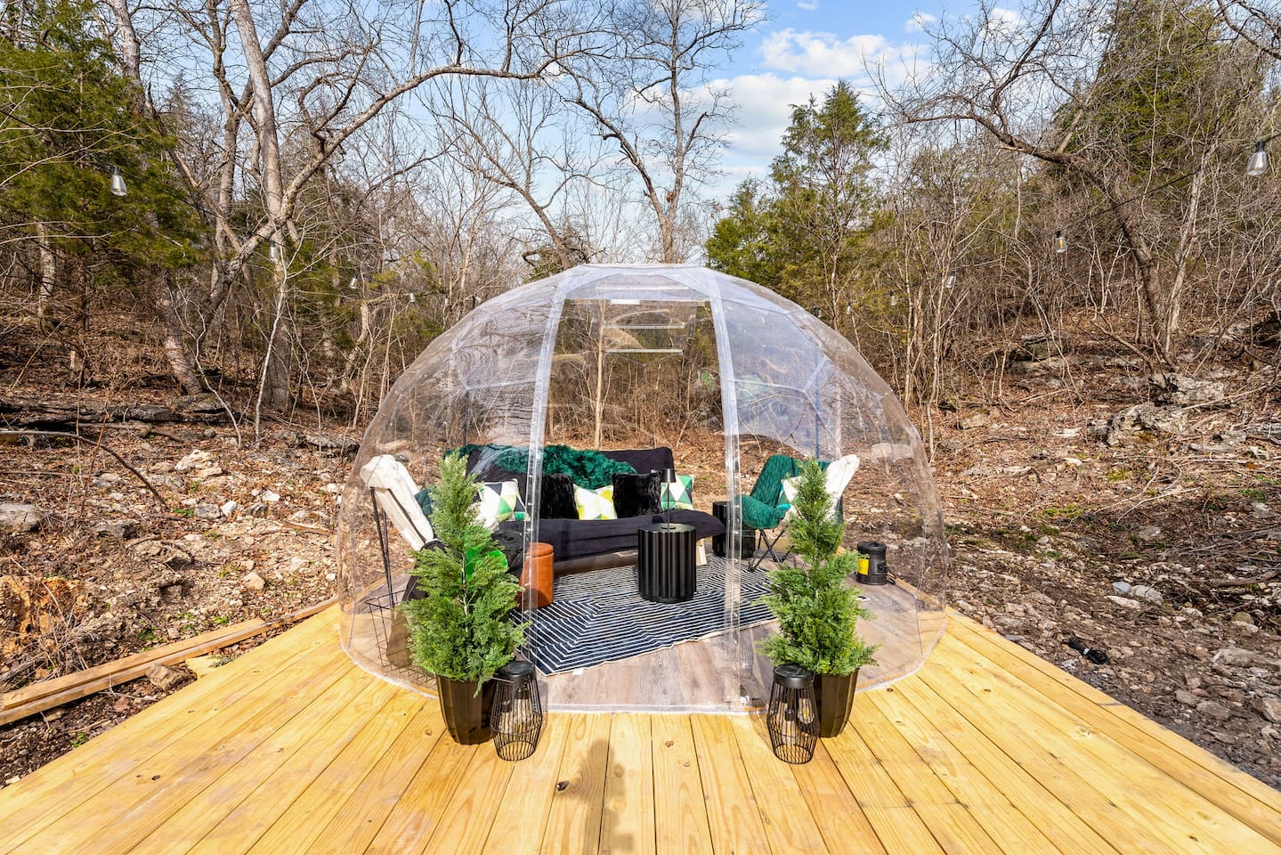 Unique Retreat: Transparent dome lounging area amid nature, perfect for relaxing and stargazing in any season! The platform is the perfect spot for yoga or meditation - yoga mats are provided in the dome!
