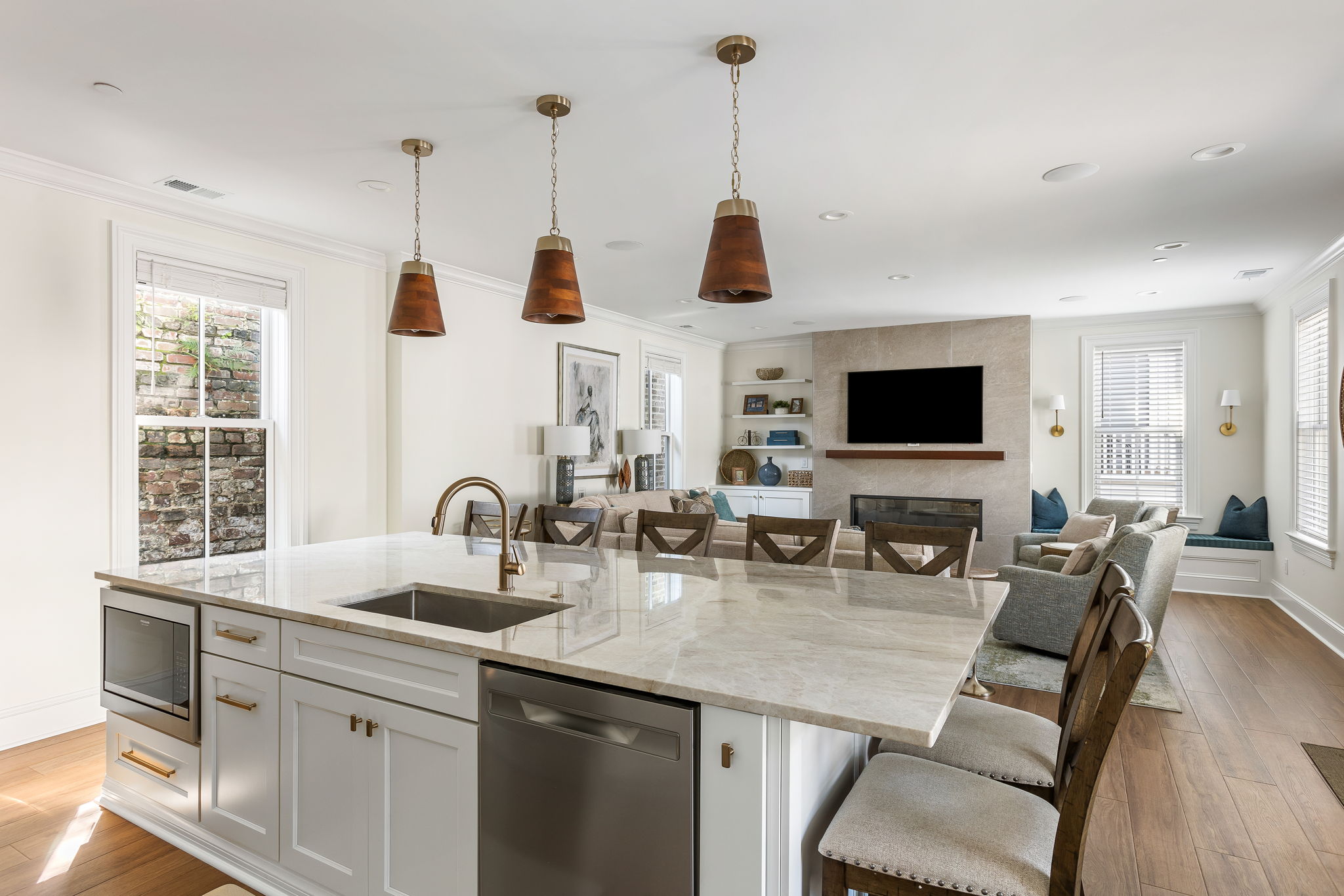 Eat-in kitchen with seating for 7